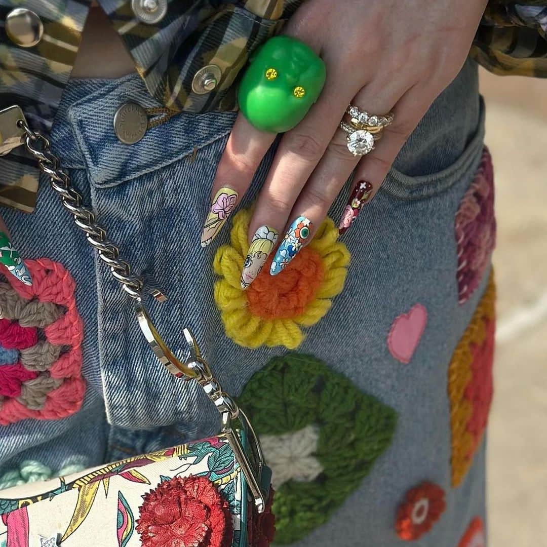 Mei Kawajiriのインスタグラム：「Fashion week nails by press on tip for @kristenvbateman 🍒💖💕🫶❣️」