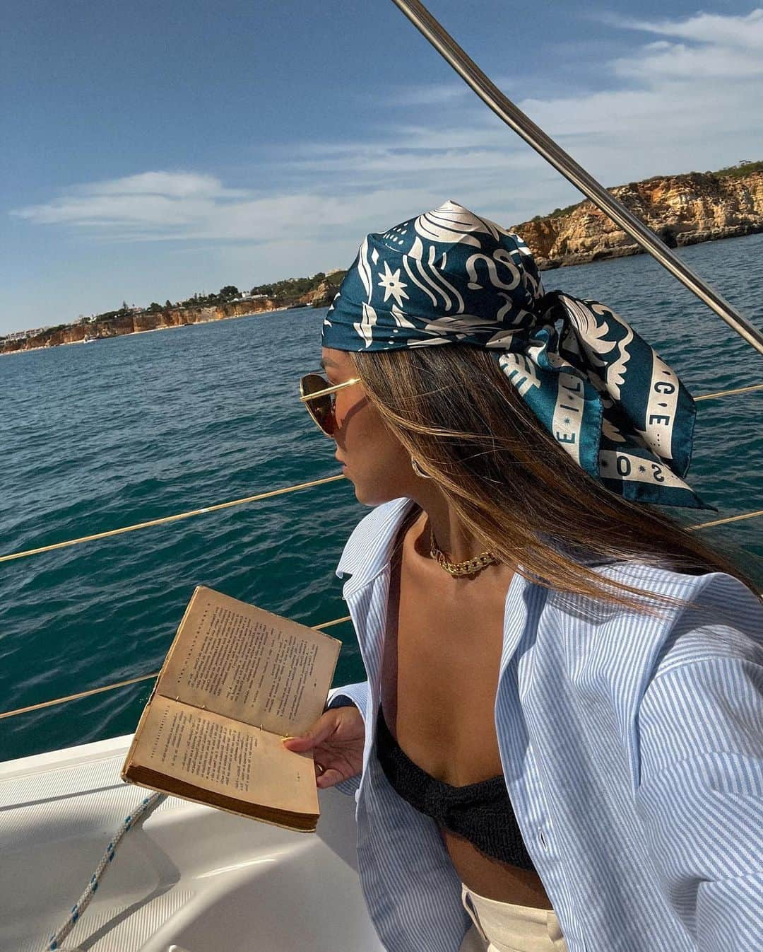 ジュリー・サリニャーナさんのインスタグラム写真 - (ジュリー・サリニャーナInstagram)「Chillin’ while we sail thru the Atlantic ⛵️  Ps- who else is scared of being in boats? I am but I try not to think about it otherwise I would never experience beautiuful moments like this. Any tips to not panic/get anxiety when on a boat?」9月20日 2時09分 - sincerelyjules