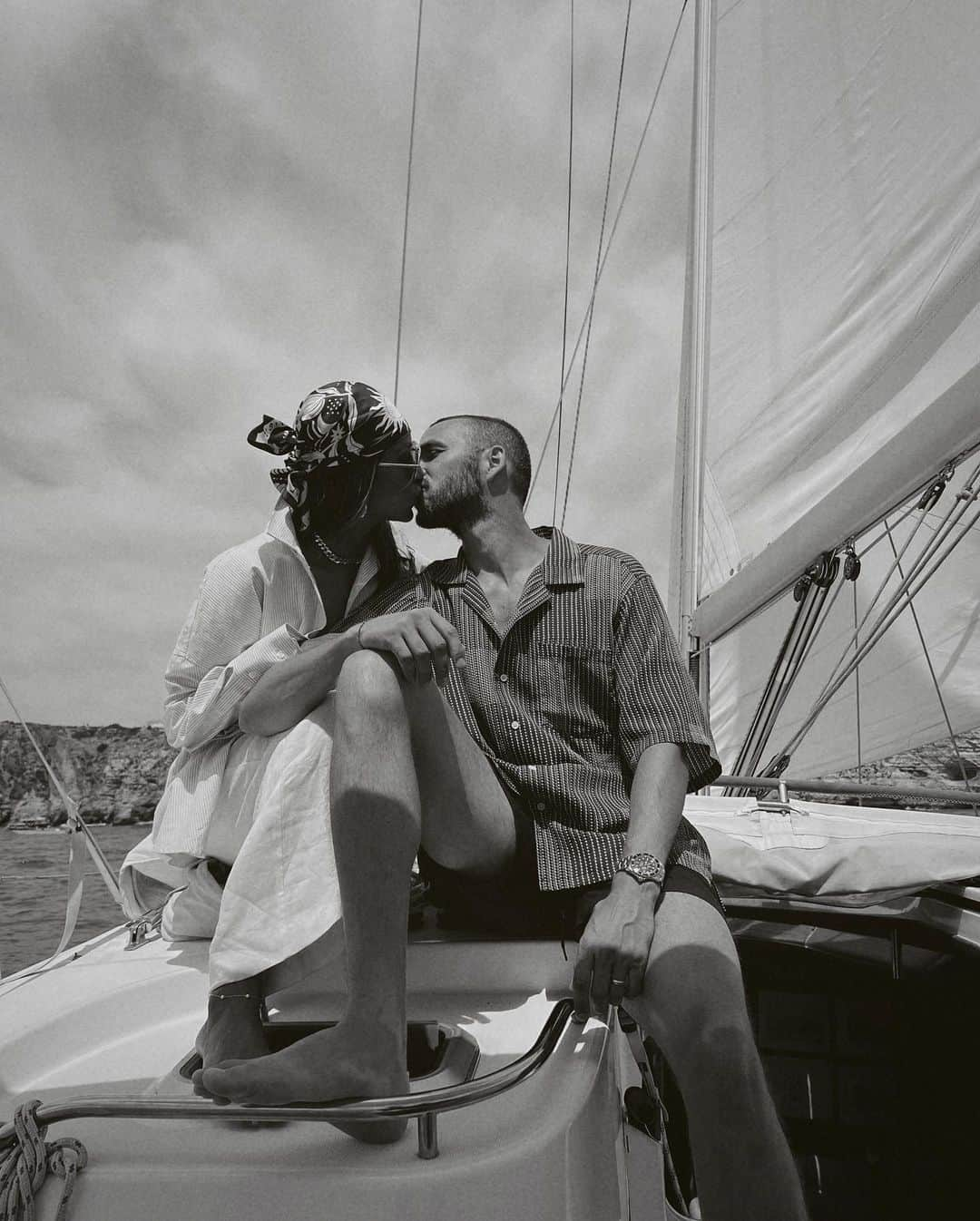 ジュリー・サリニャーナさんのインスタグラム写真 - (ジュリー・サリニャーナInstagram)「Chillin’ while we sail thru the Atlantic ⛵️  Ps- who else is scared of being in boats? I am but I try not to think about it otherwise I would never experience beautiuful moments like this. Any tips to not panic/get anxiety when on a boat?」9月20日 2時09分 - sincerelyjules