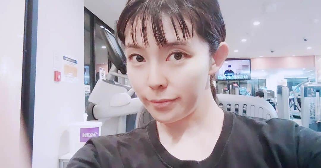 郷司利也子さんのインスタグラム写真 - (郷司利也子Instagram)「お疲れ様です。  明日は休みということで、筋トレしました。 足の調子がイマイチなので、有酸素はエアロバイクで。 今の目標は背筋を増やすこと。  今でも減量すれば、背中の筋肉くらいは見えるかもしれませんが、もう少しごっつくしたいなと思って。  減量すればって… 自分で突っ込みたくなります笑  最近、冗談でラウンドガールやればと言われたことがあったのですが、減量の期間下さいと返答しました💦💦  またグラビアやらないの？とたまに聞かれることもありますが、需要があればと減量の期間があればと答えました笑  長年の習慣で、何かあれば体動かして体重を落とせばいいやと思ってしまいます。  もう41なので、若者みたいな思考をやめようと思います。 大人になります…🙇  9月27日 クリスタルジムでエクササイズです。 ゲストはランパンプスさんです  https://online-ticket.yoshimoto.co.jp/products/crystalgym-230927-2000  #ボクシング#ゆるっとダイエット#ボクシングエクササイズ#クリスタルジム#エクササイズ#トレーニング#ダイエット#アラフォーダイエット#格闘技エクササイズ#格闘技女子#格闘家#アラフォー#ダイエット日記#プロボクサー#ボクサー#筋トレ#腹筋#ボクシングエクササイズ#フィットネス#フィットネス女子#アラフォーダイエット #アラフォーダイエット日記#運動嫌い#運動苦手#体動かすのは嫌い#」9月20日 2時09分 - goshiriyako