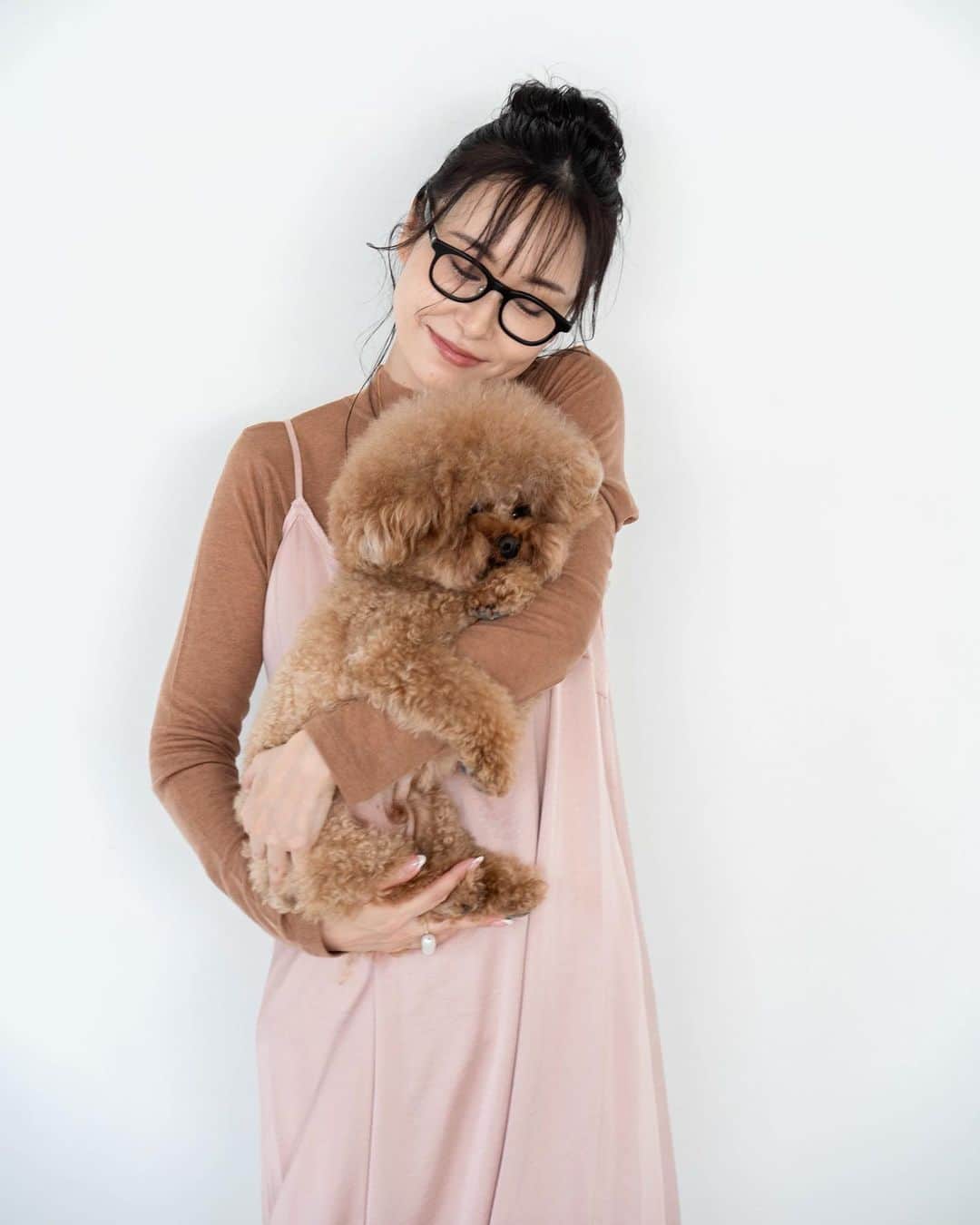 笹倉麻耶さんのインスタグラム写真 - (笹倉麻耶Instagram)「【私のお店がOpenします🐻👗】 本日、10:00にワンコと一緒に大人も ファッションとインテリアを楽しめる オンラインサイト @mofadoro_ が オープンします🎊  初めてワンコと家族になったのが 20代前半のとき。  当時、素敵な犬具に出会えることが殆どなく 『ほしい！可愛い！って思える ワンコグッズのお店を開きたい』 そんな夢を持っていたのでした。  当時は、通販サイトと言えば、 楽天市場かYahoo!ショッピングが主流で そのほかは、自社サイトかな？  私が始めるにはかなりのハードルの高さ😌  その後、専業主婦時代を経て パーソナルスタイリスト、イメージコンサルタントとなり7年が経ち  やっとやっと 私がやりたかった、ワンコのグッズの お店を立ち上げる事ができました！！  全て、私の目で見て触って、いいな♡と、 本当に私が、『ほしい！』と思ったものだけを セレクトしてきました。  今後もより多くのアイテムを 増やしていきたいと思っていて オリジナルも作りたいと思っています。  もし、こんなのが欲しいな♡というものがあったら 是非是非教えてくださいね！  今日のオープンから 10/1までがオーダー期間となっています。  今回のオーダー期間は ワンコグッズ、レディースアイテム共に オープン記念として、全品5%割引とします。  また、数量限定で先着順の 1000円オフチケットも配布しています。 こちらは、お会計の際に、クーポンナンバーを入力していただきます。  定数に達した時点で使用できなくなるので お早めに決済をお勧めします☺️  さらにプレゼント企画として ワンコグッズを12000円以上お買い上げの方に こちらも数量限定ですが、 ワンコグッズのプレゼントをさせていただきます♡ とても可愛いアイテムです。 @mofadoro_ から確認してくださいね。  ワンコのグッズやお洋服も レディースのお洋服や小物も 本当に自信を持ってオススメできます🎵 是非是非覗いてみてくださいね♡  @mofadoro_ のアカウント プロフィール欄のURLか 私のストーリーのリンクからご覧ください❤️🐻🙇‍♀️  ・  ・  ロッコ、お写真のモデルありがとう😊 たくさんお写真上手だったよ🐻 ルーク、ルークJr. マシュー🐕 ママお店ひらけたよ！お空で見ててね！🌈  ・  #mofadoro #モフアドーロ #モフモフ犬 #犬服 #ワンコ服 #ドッグウエア #トイプードル #トイプードル部  #小型犬 #大人カジュアル #カジュアルコーデ #大人スタイル #リラックスコーデ #パーソナルスタイリスト #ワンコのいる生活   Special Thanks 🙏  @rei_make_ai  @chiharu___________  @snap_the5  @sayurisaito_biz   そして娘っ子、 このところの多忙ぶりで 家事やママ業がお休み状態なのに 見守ってくれてありがとう😊」9月20日 7時38分 - nicomaya2525