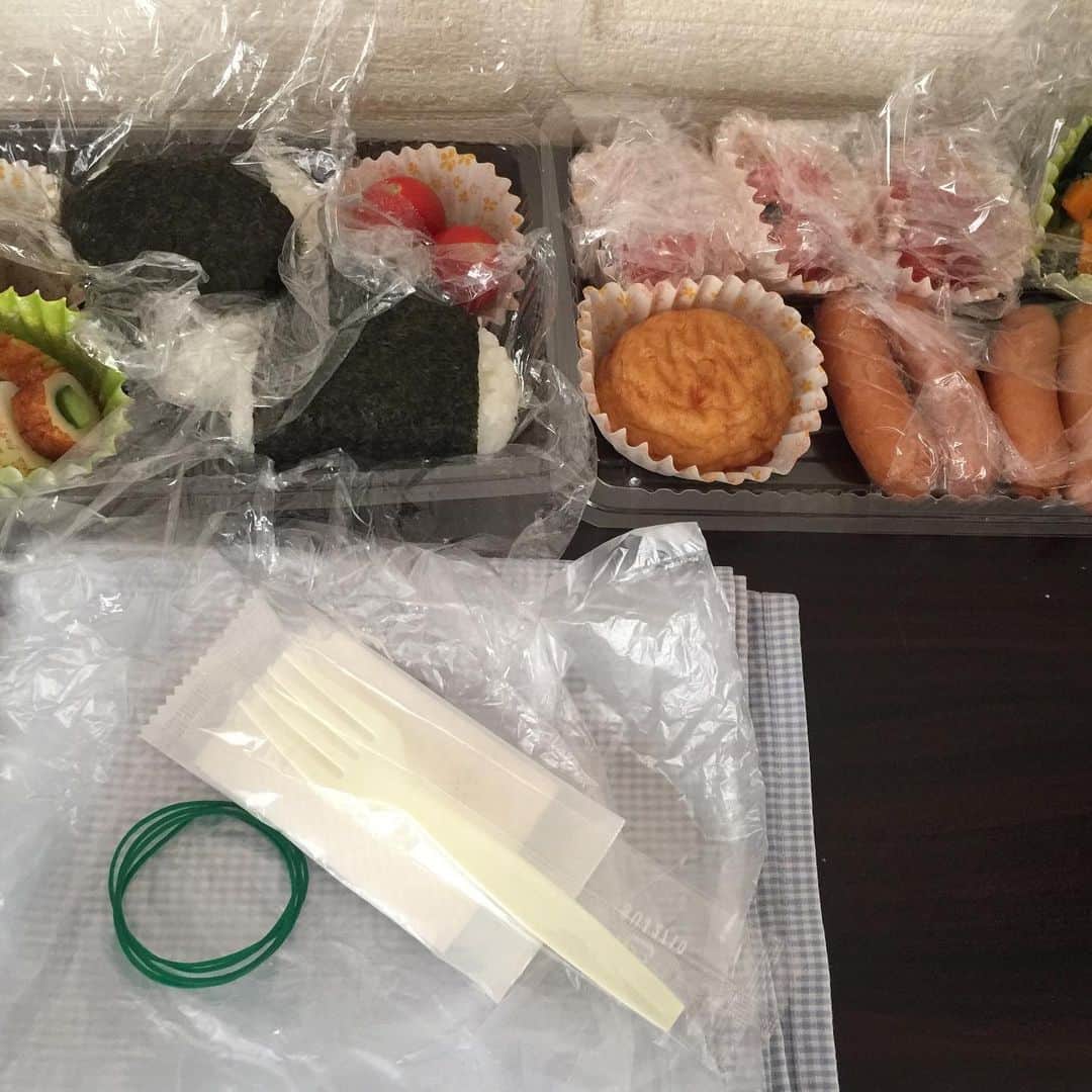 鈴木夏未のインスタグラム：「小4初  宿泊行事♪  初日のお弁当は 捨てられる容器で◎  #息子 #お弁当 #小学生  #おにぎり #子ども #好評」