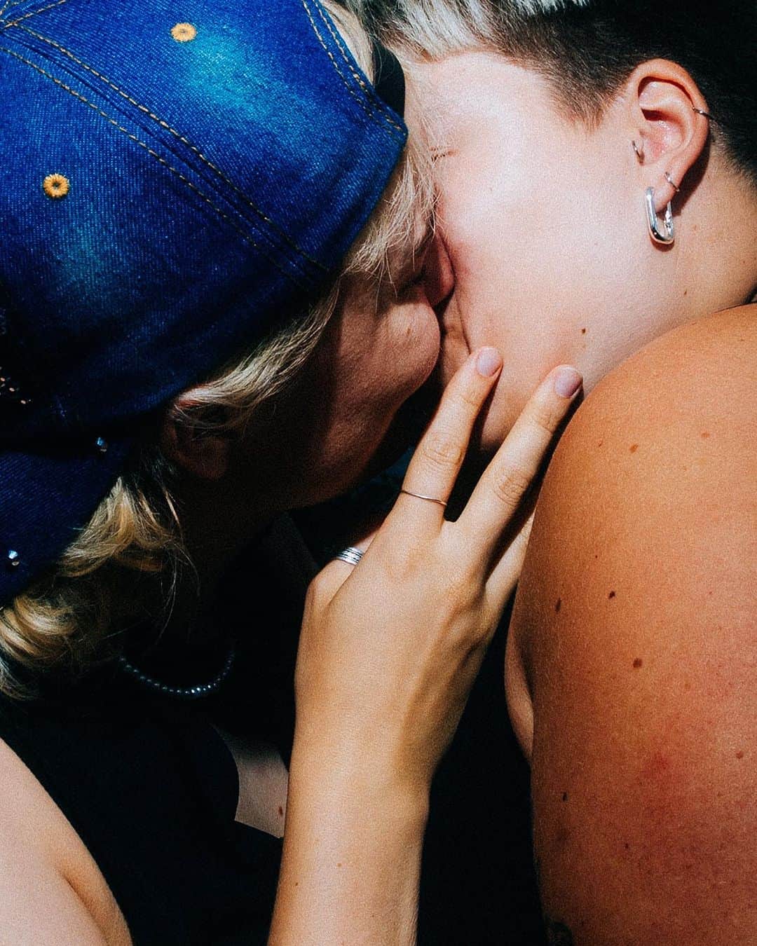 Dazed Magazineのインスタグラム：「Last year, photographer @simonstepniak experienced @whole.festival for the first time. Alongside hundreds of others, he made the pilgrimage to a lakeside industrial park just a few hours from Berlin, where he “danced like crazy” to sets of disco, house, techno and more.   The annual festival is a creative sanctuary made up of queer collectives from around the world; according to the website, collectives from Mexico, Uganda, Brazil and beyond are all involved. Come for the high-octane DJ sets, stay to meet some of the world’s most innovative queer artists. Stępniak was instantly hooked. “I met a lot of people like me,” he tells Dazed: “queer, easy, thrill-seeking, horny, and loves to dance!” This year, the Poland-born, Berlin-based photographer returned with his camera and his sister, who came from Warsaw specifically to attend. “It was very important for me to be there with her,” Stępniak says. “I was proud that she came, and finally met all my international queer friends.”  The resulting imagery is sexy, queer and euphoric, a melange of sweat-soaked bodies and grinning faces.  See more through the link in our bio 🔗  📷 @simonstepniak ✍️ @jakehall」