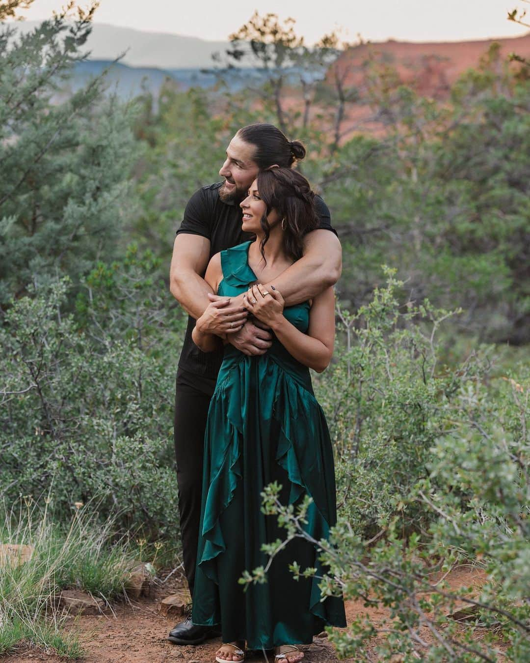 エマ（テニール・ダッシュウッド）さんのインスタグラム写真 - (エマ（テニール・ダッシュウッド）Instagram)「We got our engagement photos back 🥰 Time to start spamming you all with them 🤣  📸@heatherandersonphotography   💄 @lebeigebeauty   @riddickmoss」9月20日 2時29分 - realtenilledashwood