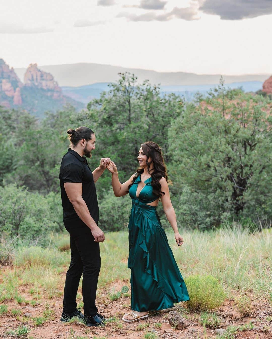 エマ（テニール・ダッシュウッド）さんのインスタグラム写真 - (エマ（テニール・ダッシュウッド）Instagram)「We got our engagement photos back 🥰 Time to start spamming you all with them 🤣  📸@heatherandersonphotography   💄 @lebeigebeauty   @riddickmoss」9月20日 2時29分 - realtenilledashwood