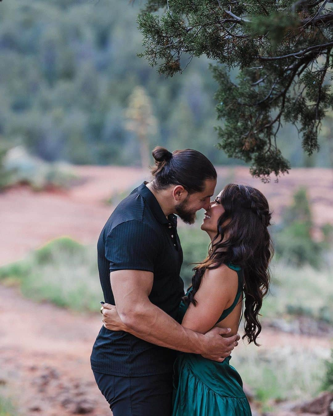 エマ（テニール・ダッシュウッド）さんのインスタグラム写真 - (エマ（テニール・ダッシュウッド）Instagram)「We got our engagement photos back 🥰 Time to start spamming you all with them 🤣  📸@heatherandersonphotography   💄 @lebeigebeauty   @riddickmoss」9月20日 2時29分 - realtenilledashwood