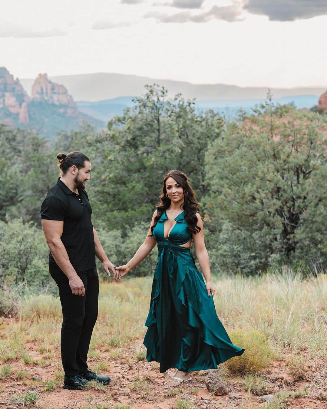 エマ（テニール・ダッシュウッド）のインスタグラム：「We got our engagement photos back 🥰 Time to start spamming you all with them 🤣  📸@heatherandersonphotography   💄 @lebeigebeauty   @riddickmoss」