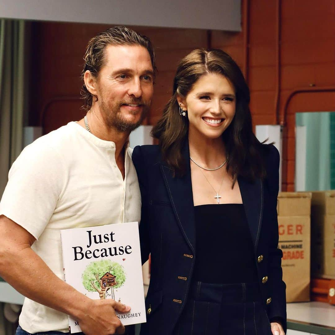 マシュー・マコノヒーのインスタグラム：「I had such a great time interviewing @officiallymcconaughey over the weekend for his @livetalksla conversation in honor of the release of his new children’s book “Just Because.” Thank you to everybody who came out, and if you couldn’t join us live, you can still get tickets for the virtual replay in my stories! 📚 #JustBecauseBook」