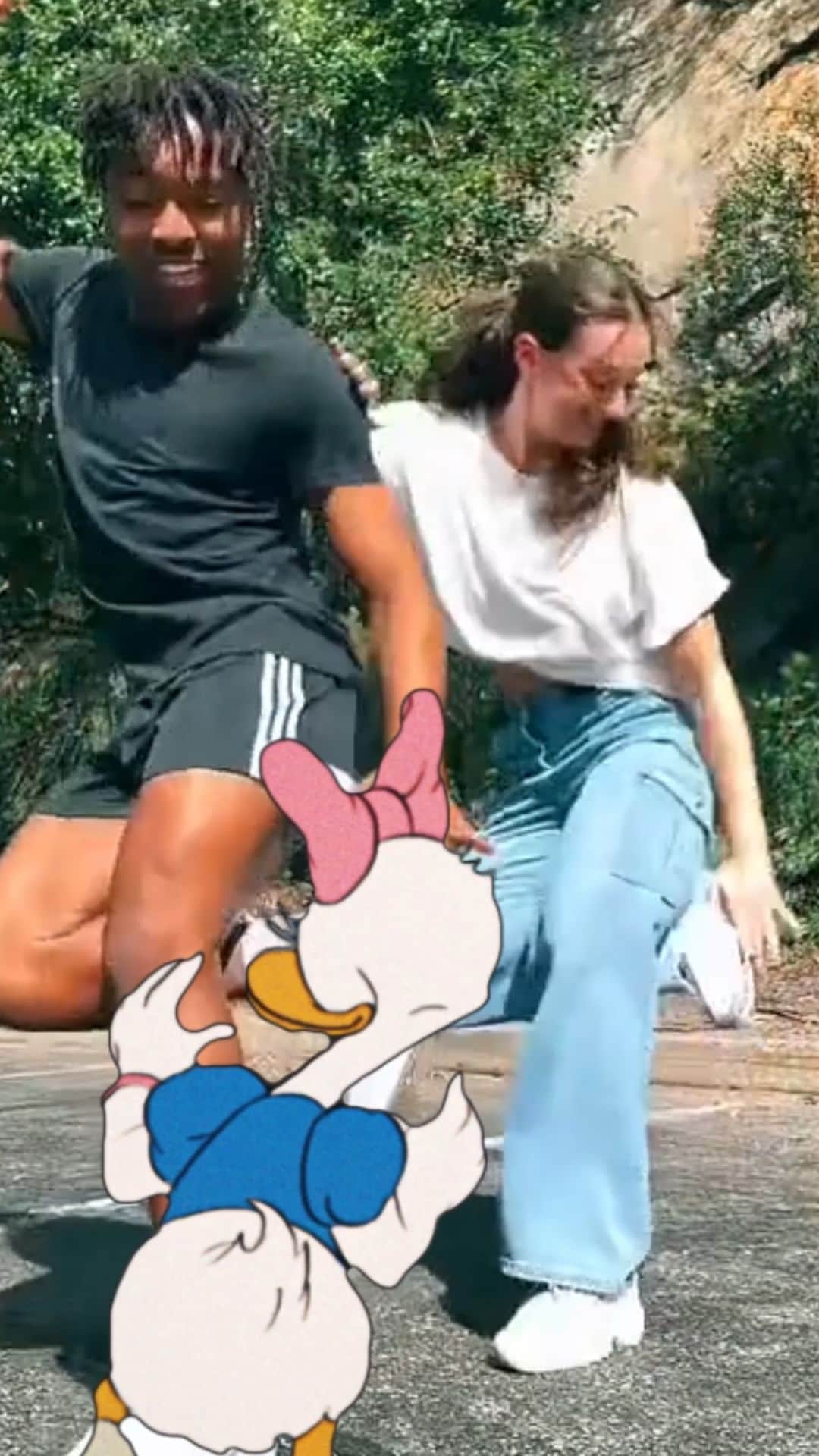 ミニーマウスのインスタグラム：「And a one, and a two, and a three 💃 What’s your go-to dance move?」