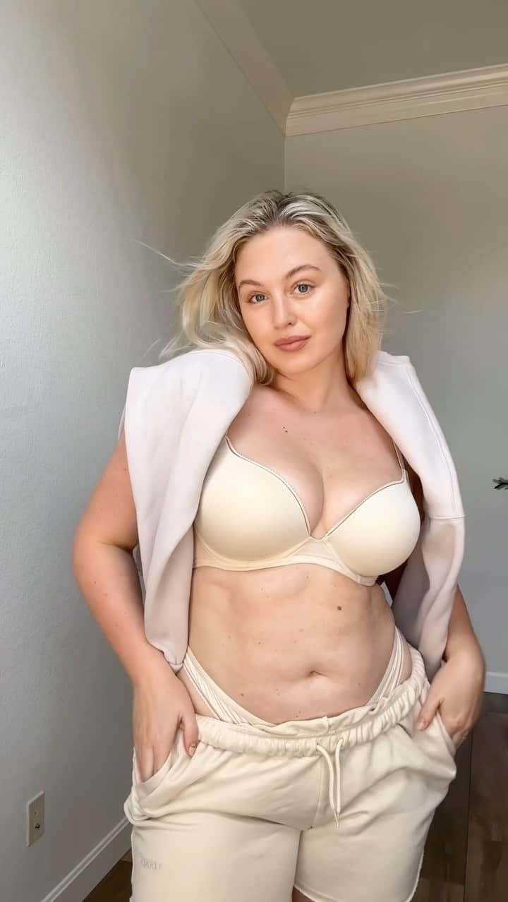 イスクラ・ローレンスのインスタグラム：「🤍Getting Cosy for fall @loungeunderwear ad🫶 . . .  #loungeunderwear #loungepartner #midsizegals #midsizestyle #bodyconfidence #midsizefashion #size12」