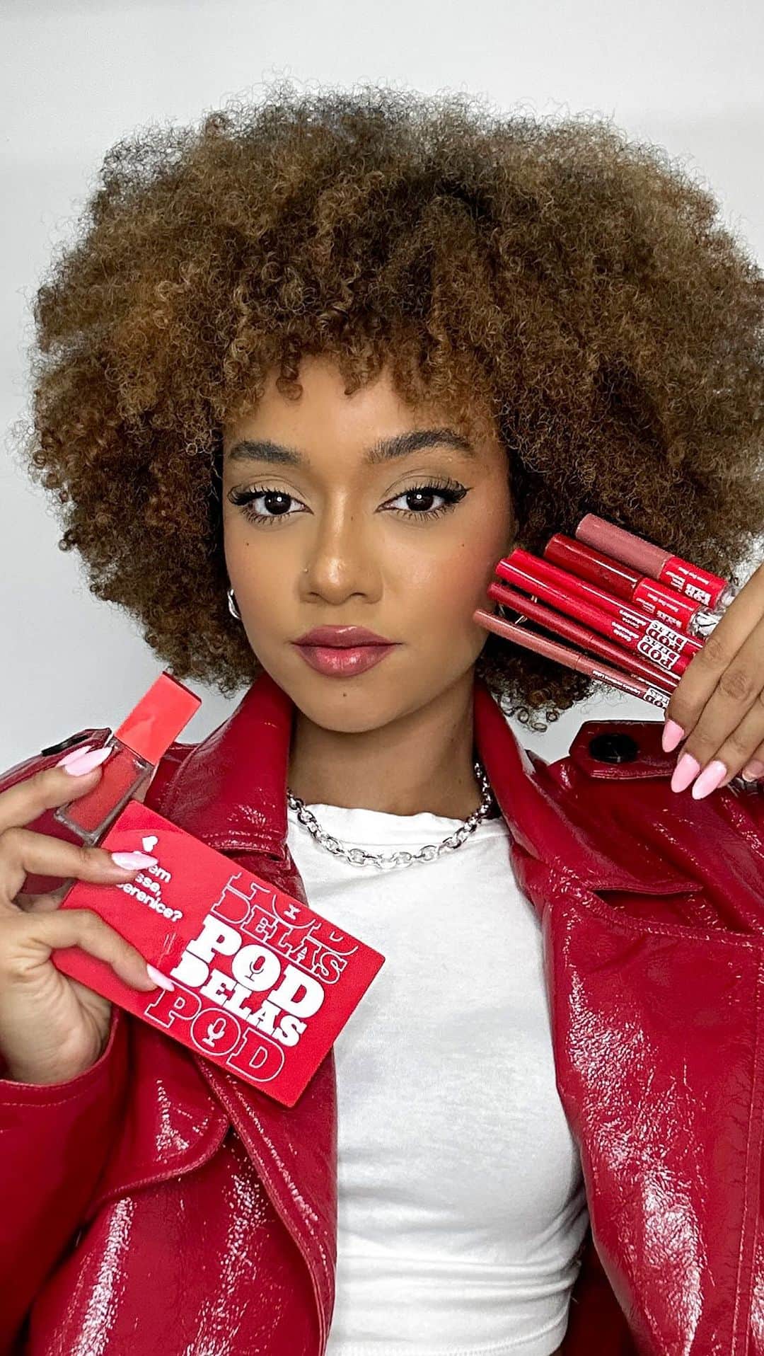 quem disse, berenice?のインスタグラム：「5 truques de make que eu gostaria de ter aprendido antes porque facilitam e melhoram MUITO o resultado da maquiagem 💄💋🫶🏽 Usei a nova linha da collab de @quemdisseberenice + Poddelas que tem vários produtinhos incríveis pra deixar nossa make ainda mais impecável! Ficaram curiosas pra testar também né? Agora você Pod! | publi #QDBComPodDelas」