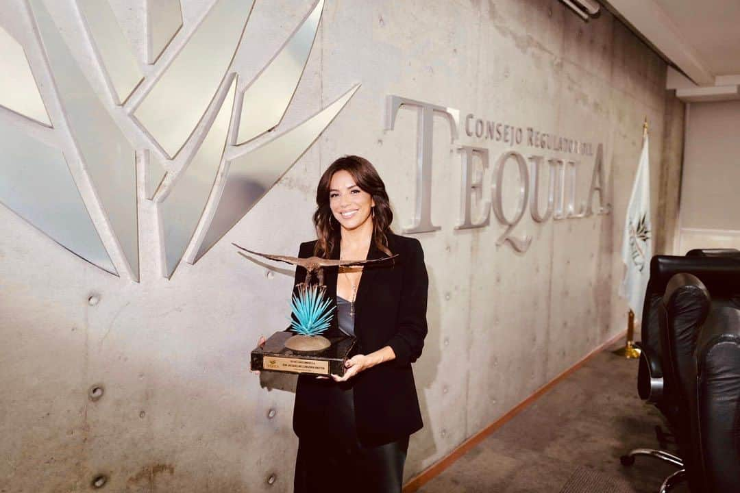 エヴァ・ロンゴリアのインスタグラム：「Beyond honored to have received the Eagle in Flight award by @crt_tequila, the highest award that this honorable institution gives, for my commitment to ensuring a real and lasting impact in the tequila industry. It’s always been my mission to honor my Mexican heritage and empower women and I’m so humbled to receive this award that represents the essence of Mexican culture. 🇲🇽   Me siento mas que honrada por haber recibido el premio Águila en Vuelo de @crt_tequila , el premio más alto que esta honorable institución da, por mi compromiso en asegurar un impacto real y duradero en la industria del tequila. Siempre ha sido mi misión honrar mi herencia mexicana y empoderar a las mujeres y estoy muy agradecida de recibir este premio que representa la esencia de la cultura mexicana. 🇲🇽」