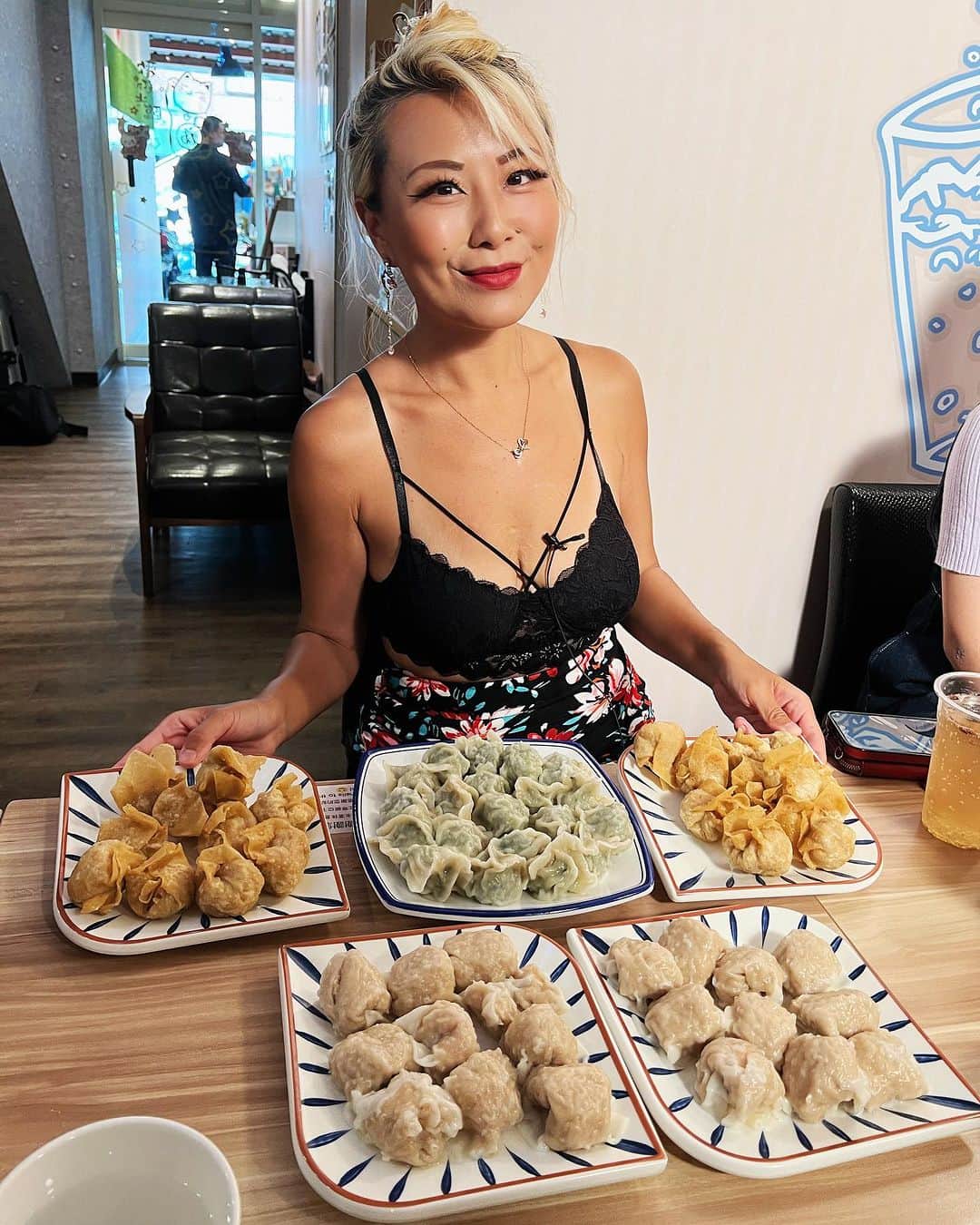 ライナ・ホワンのインスタグラム：「Taking on an undefeated dumpling 🥟 challenge with @xiaohui_foodie @zermattneo was a legendary day 🥰   Watch my video here —> https://youtu.be/NWpKoZwrTCg?si=ljVuSYO6PGRS95yK」