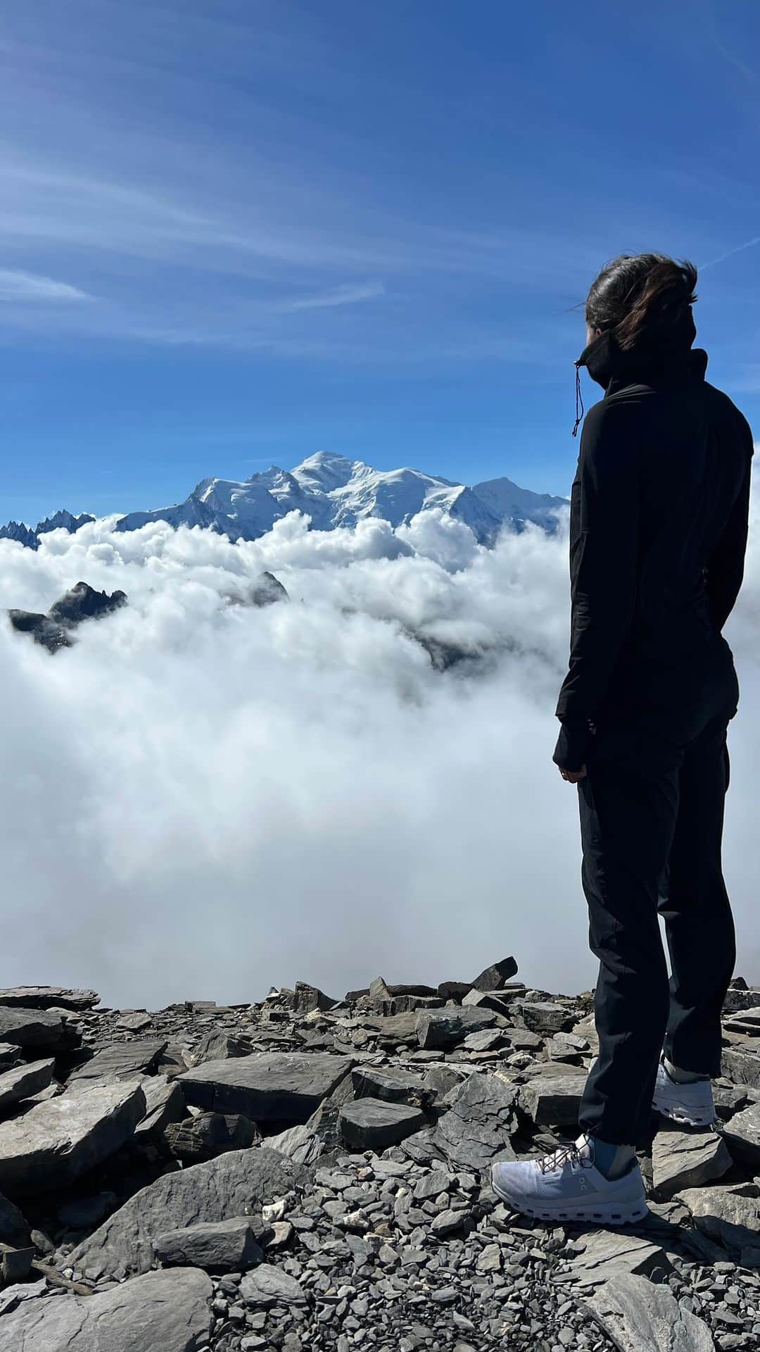 アニエス・ラーロライのインスタグラム：「Quand le Mont Blanc accepte de sortir le bout de son museau ✨🫶🏽  #montblanc #montbuet #hautesavoie #randonnée」