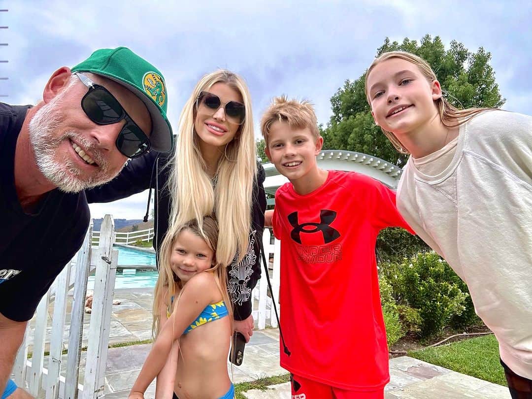 のインスタグラム：「Eric turned 44 on Sept 15 and his family gave him all the love cells we have to celebrate his life. My heart is so taken with this Man, I could hardly call it my own…. We love youuuu (he ain’t an Instagram guy, but I always think the more good wishes the better 😜)」