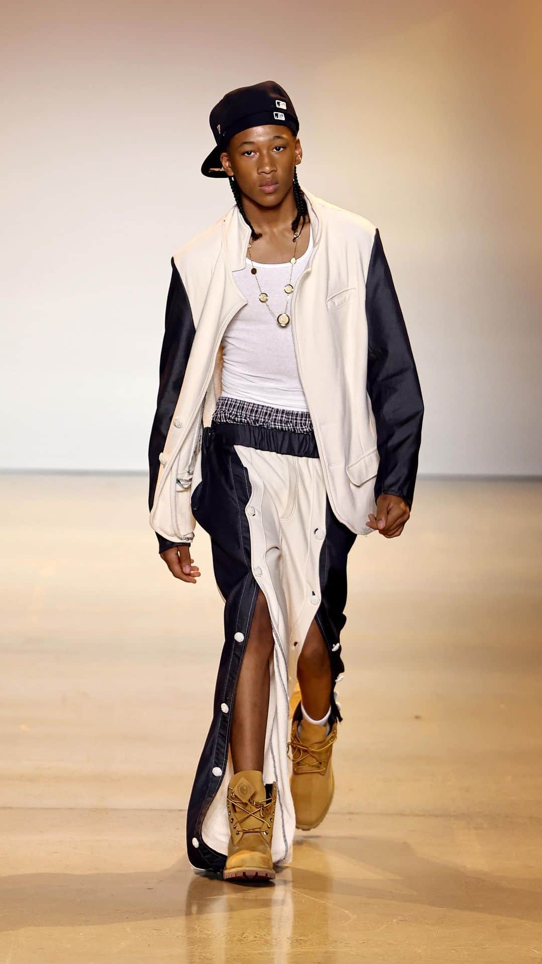 NYFW（ニューヨークファッションウィーク）のインスタグラム：「The duo behind #WhenSmokeClears, Thermal and Ksace, got their start directing and producing videos for some of hip-hop’s finest. This collection showed their devotion to the culture. There were staples like leather jackets — cropped for women — with skull caps and baseball hats. Double-pocketed cargoes were also feature. Clothes were cool, breezy, and tough.」