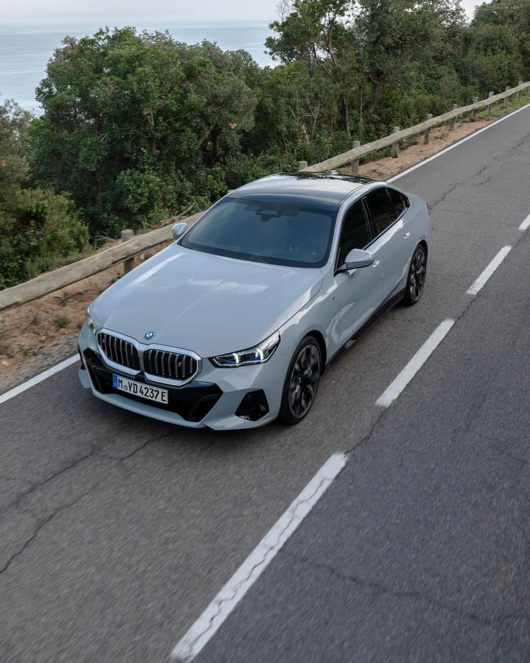 BMWのインスタグラム：「Looking over the future.  THE NEW BMW i5. #THENEWi5 #THEi5 #BMW #BMWi #BornElectric #BMWElectric __ BMW i5 eDrive40​*: Combined power consumption: 18.9–15.9 kWh/100 km. Combined CO2 emissions: 0 g/km. Electric range: 497–582 kilometers. All data according to WLTP. * Preliminary data; no homologation figures available yet. Further info: www.bmw.com/disclaimer」