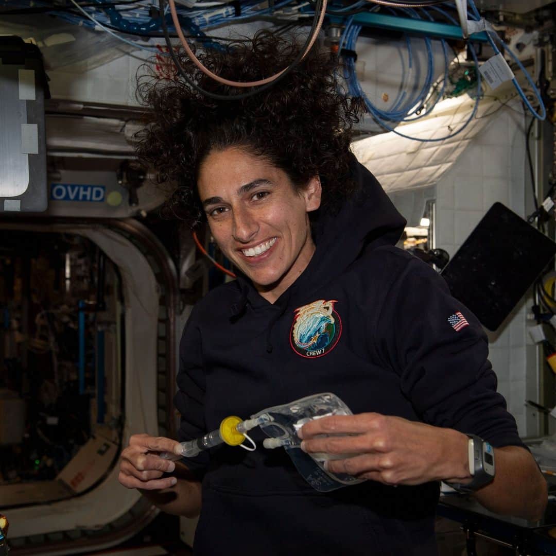 国際宇宙ステーションのインスタグラム：「NASA astronaut and Expedition 69 Flight Engineer Jasmin Moghbeli collects water samples for microbial analysis inside the International Space Station's Destiny laboratory module.  #nasa #international #space #station #astronaut」
