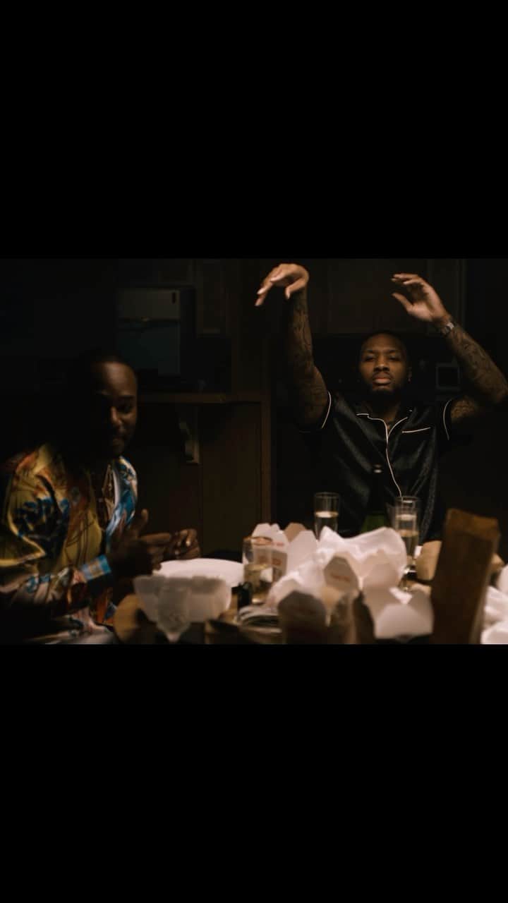 デイミアン・リラードのインスタグラム：「@damianlillard x @tobenwigwe x @mr_camron #PAIDINFULL Music Video! Out Now!  Dir. @keonimars x @tobenwigwe  Prod. @nicolemariecasino x @brookfieldduece   @frontpagehits」