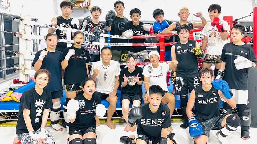 佐伯霞のインスタグラム：「#及川道場 うちの格闘技の原点 先生方に格闘技の楽しさ 教えてもらって 自分の格闘技人生がある 宝物  いつも遊びにおいでって 言ってもらえてほんまに感謝🥲  ただこーやって動いたのわ4年ちょっとぶりで 風呂で髪の毛洗うのに手上がらんくらい筋肉痛きて る。。笑  先生にミット持ってもらうのも まさ先生にマスしてもらったのも懐かしすぎて めっちゃめちゃ楽しかった😍  赤ちゃんやったななちゃんともマスできて🥊 時間の流れ感じる笑  そして 脳が興奮状態なのか寝れない笑」