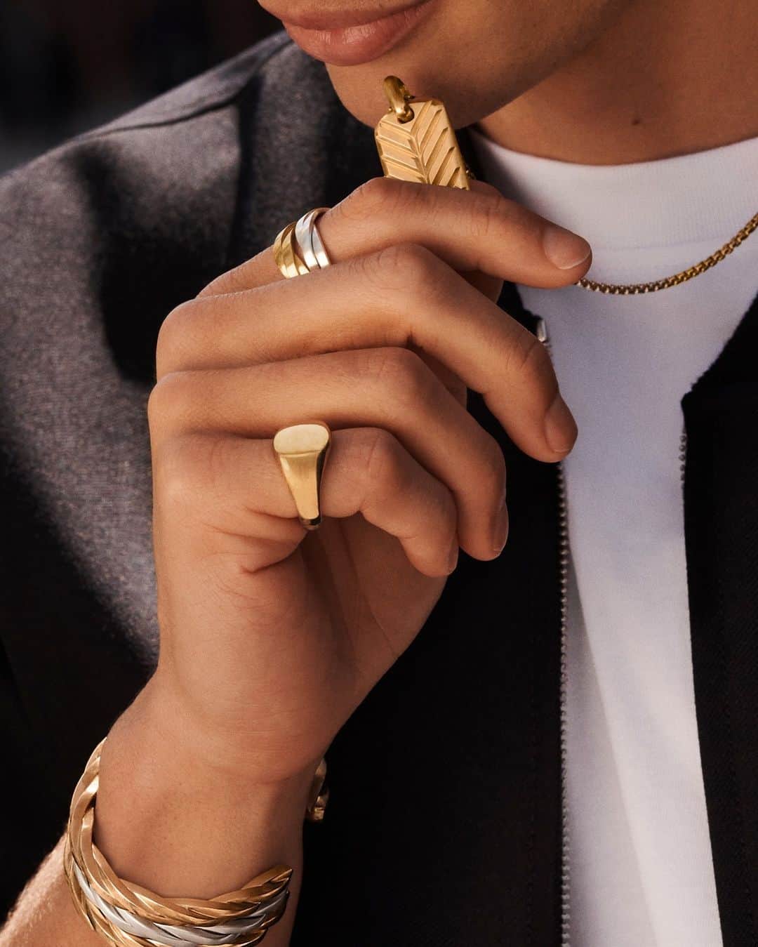 デイビット・ユーマンのインスタグラム：「Texture and tone. Our Chevron Tag pendant, Streamline pinky ring, and DY Helios rings in sterling silver and 18K yellow gold make a clean, mixed-metal statement.  #DavidYurman」