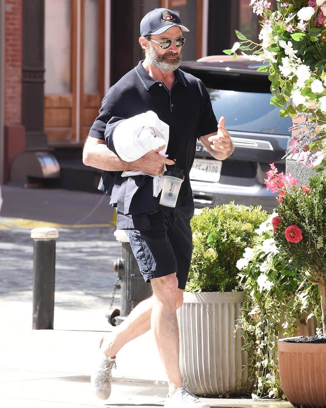 Just Jaredさんのインスタグラム写真 - (Just JaredInstagram)「Hugh Jackman stepped out without his wedding ring amid news of his split from longtime wife Deborra-Lee Furness today in New York City. We've got more pics of the #Wolverine actor over at JustJared.com. #HughJackman Photos: Backgrid」9月20日 3時20分 - justjared