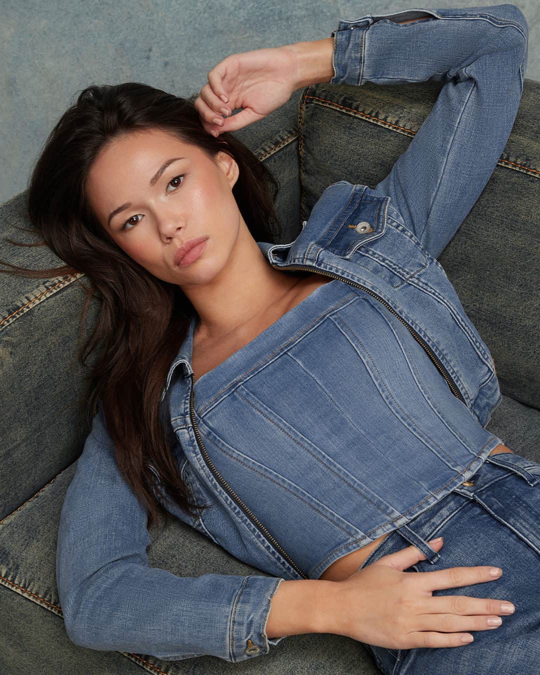 ゲスのインスタグラム：「More than just jeans. Explore unconventional pieces tailored for your style. #GUESSDenim」