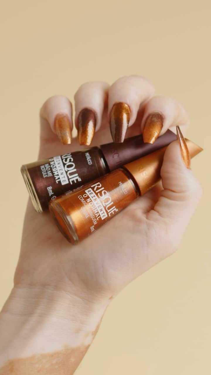 Risqueのインスタグラム：「Uma dupla perfeita para quebrar todos os padrões! 💅 Misture os vidrinhos metalizados Comigo Ninguém Cobre e Não Me Rotule para nails arts únicas e ousadas no seu #RisquéDaSemana.  #EsmaltesRisqué #RisquéOficial #RisquéReinventeONormal」