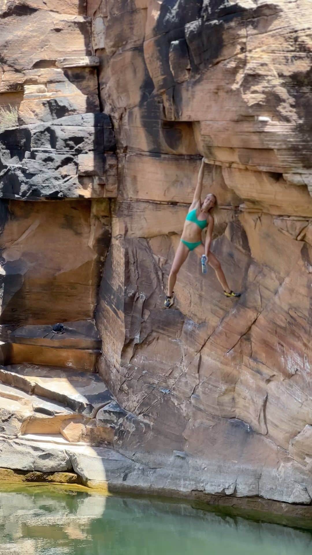 シエラ・ブレア・コイルのインスタグラム：「This summer was truly one for the books! I’ve never been more surrounded by water and I loved it 😍 @perfecthydration #phambassador  🎥: @b_enix_」