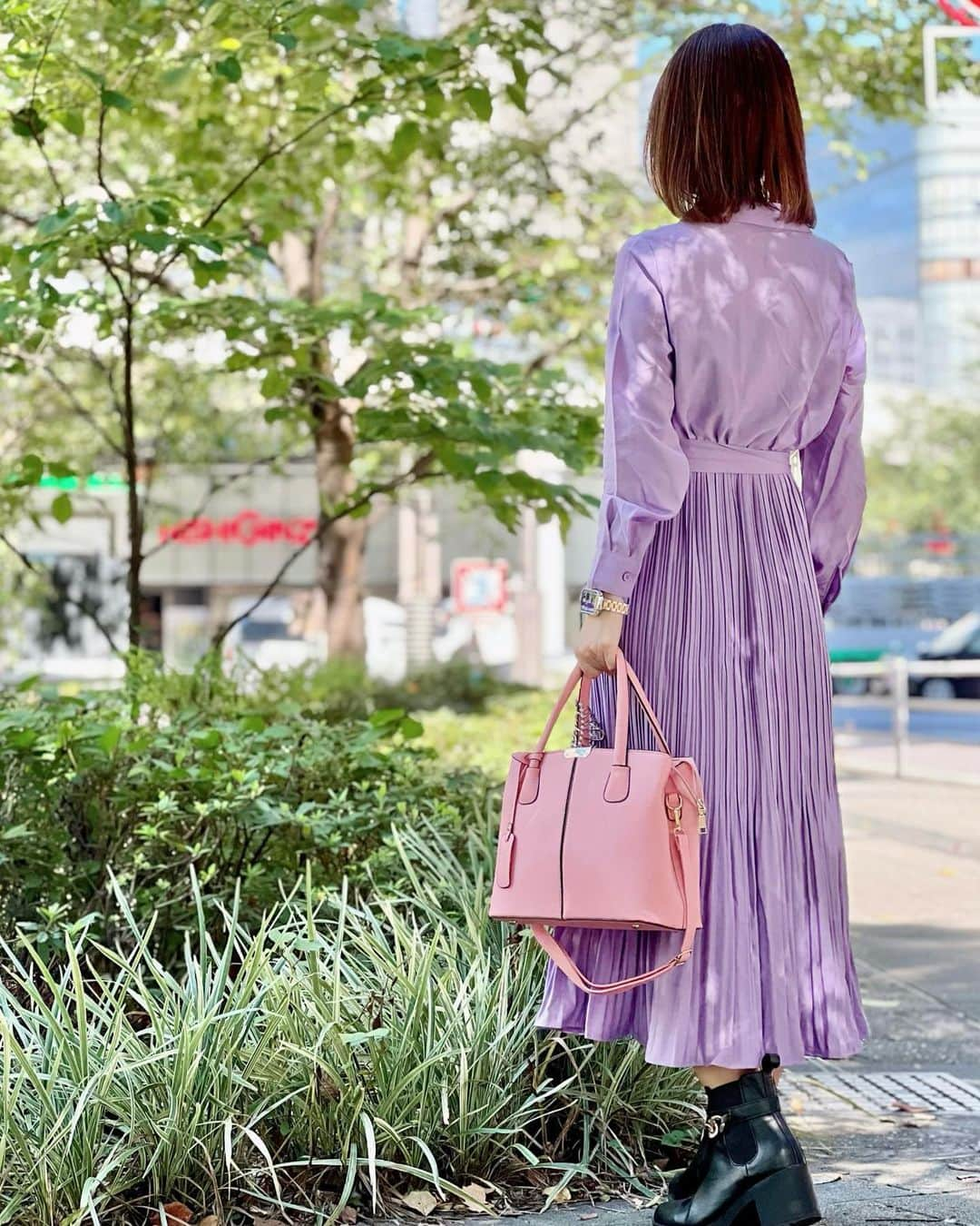 織田千穂さんのインスタグラム写真 - (織田千穂Instagram)「すみれ色コーデ💜  👗🏷️SHEIN Mulvari無地柄プリーツヘムベルトシャツドレス SKU: sz2305170341144400 商品ID: 20746577 サイズ:S  👜🏷️ファッショナブル 大容量 付きペンダントトートバッグ SKU: sg2306090717771411 商品ID: 20883049  ♦️ SHEIN Live: Front Row ♦️ SHEINのライブFWファッションショーが 間もなく開催されます📺♩ * ♦️9/25(月)♦️ SHEINの秋/冬のファッションライブショーが 9月25日の朝6時から9時まであります💡 ̖́- SHEINアプリ、TikTok、Twitter、YouTube、Facebook、Instagramで視聴できます👍🏻⭐️ 是非ライブに参加してみてくださいね✨ * ▶︎▶︎▶︎𝐹𝑜𝑙𝑙𝑙𝑜𝑤𝑒𝑟のみなさま限定♡ 🛑クーポンコード: 23FWJP27(chihoda も可) 🛑割引率：購入金額 1～5,999円まではSALE価格より15%OFF 6,000円以上は20%OFFが適用されます。 🛑利用期限:本日〜2023年9月30日 * 購入画面のクーポンコードに「chihoda」入れるだけで お得に買えるので活用してね♡  #SHEINgoodfinds #SHEINforall #ad  @shein_japan @sheinofficial #SHEIN #SHEINpartner  #saveinstyle #SHEIN購入品 #購入品紹介 #sheingals #SHEINappliances #FrontRowLive #SHEINfw23 #SHEINforAll #ad」9月20日 3時34分 - chihoda