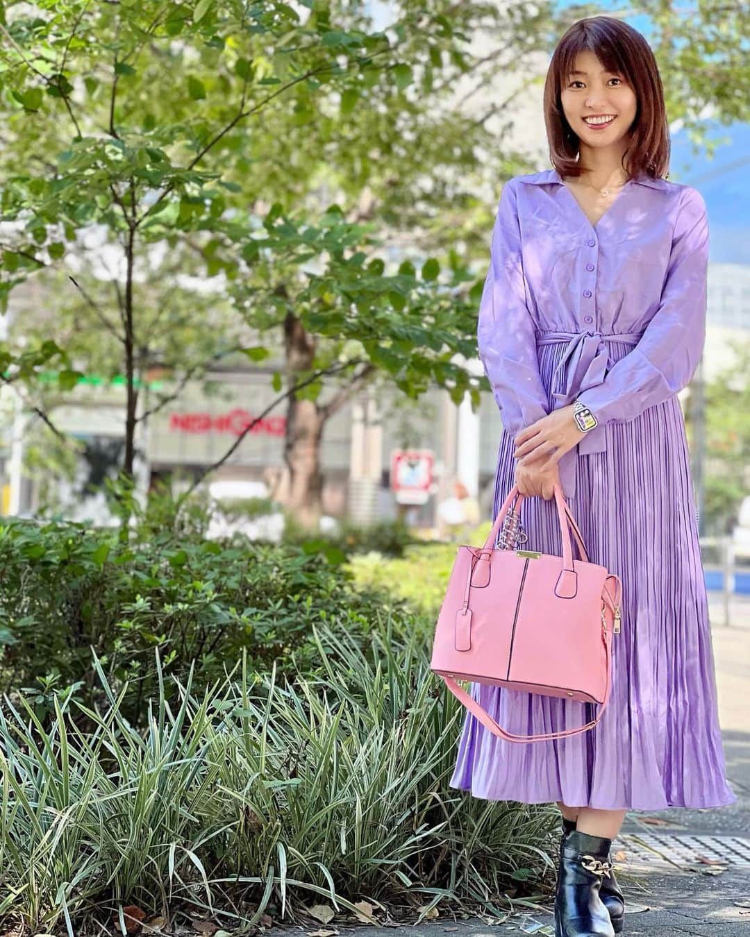 織田千穂のインスタグラム：「すみれ色コーデ💜  👗🏷️SHEIN Mulvari無地柄プリーツヘムベルトシャツドレス SKU: sz2305170341144400 商品ID: 20746577 サイズ:S  👜🏷️ファッショナブル 大容量 付きペンダントトートバッグ SKU: sg2306090717771411 商品ID: 20883049  ♦️ SHEIN Live: Front Row ♦️ SHEINのライブFWファッションショーが 間もなく開催されます📺♩ * ♦️9/25(月)♦️ SHEINの秋/冬のファッションライブショーが 9月25日の朝6時から9時まであります💡 ̖́- SHEINアプリ、TikTok、Twitter、YouTube、Facebook、Instagramで視聴できます👍🏻⭐️ 是非ライブに参加してみてくださいね✨ * ▶︎▶︎▶︎𝐹𝑜𝑙𝑙𝑙𝑜𝑤𝑒𝑟のみなさま限定♡ 🛑クーポンコード: 23FWJP27(chihoda も可) 🛑割引率：購入金額 1～5,999円まではSALE価格より15%OFF 6,000円以上は20%OFFが適用されます。 🛑利用期限:本日〜2023年9月30日 * 購入画面のクーポンコードに「chihoda」入れるだけで お得に買えるので活用してね♡  #SHEINgoodfinds #SHEINforall #ad  @shein_japan @sheinofficial #SHEIN #SHEINpartner  #saveinstyle #SHEIN購入品 #購入品紹介 #sheingals #SHEINappliances #FrontRowLive #SHEINfw23 #SHEINforAll #ad」