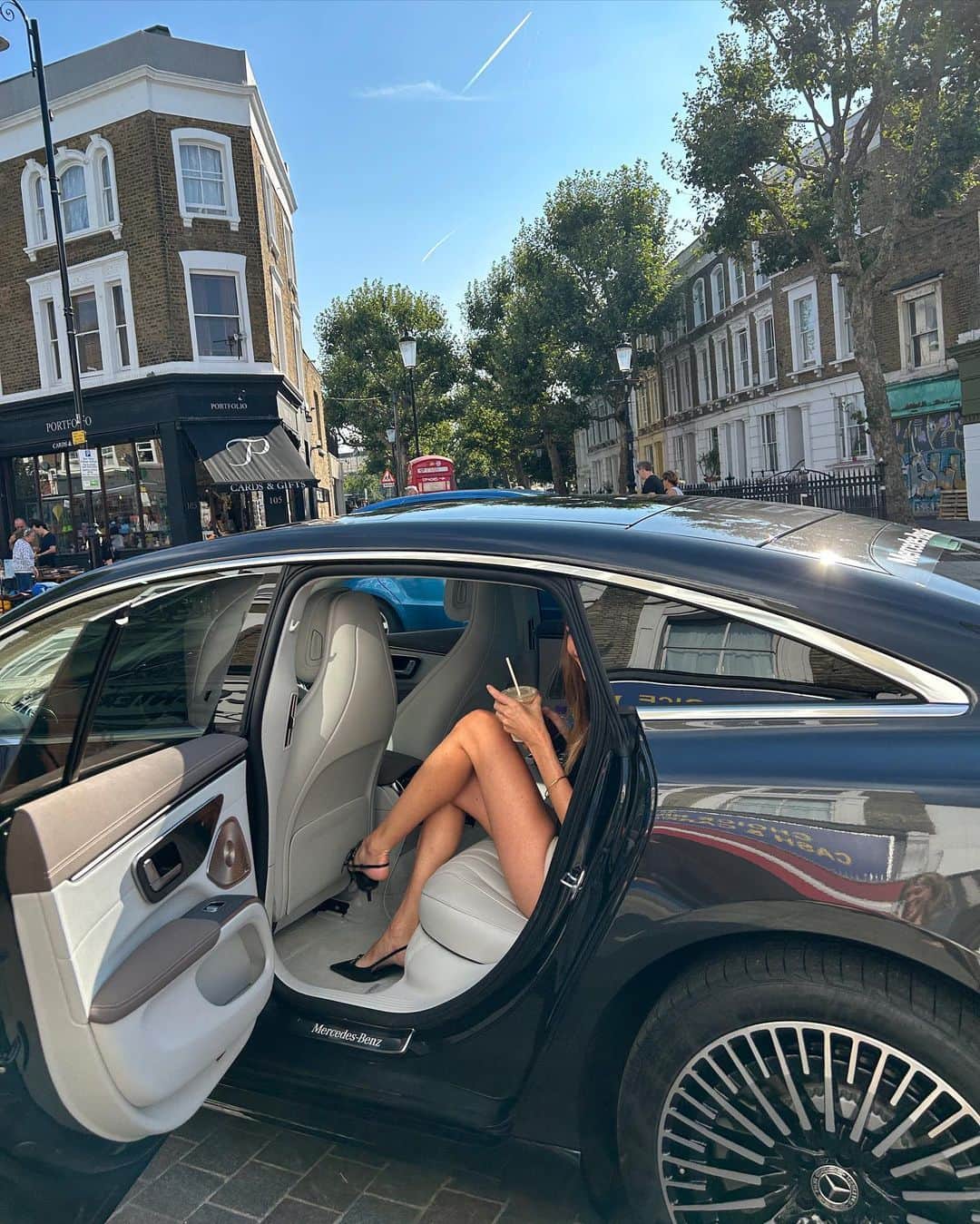 のインスタグラム：「its all fun and games; silver rims and grey trims until your phone is on 1% and you can’t reach your mercedesbenzzzz」