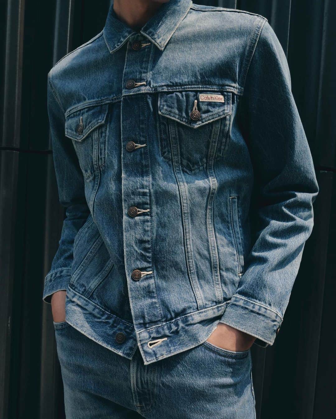 Calvin Kleinさんのインスタグラム写真 - (Calvin KleinInstagram)「These are denim Essentials. Classic jeans, denim jackets and shirts. Timeless and casual. Your lasting favorites.  See more at CalvinKlein.com」9月20日 3時43分 - calvinklein