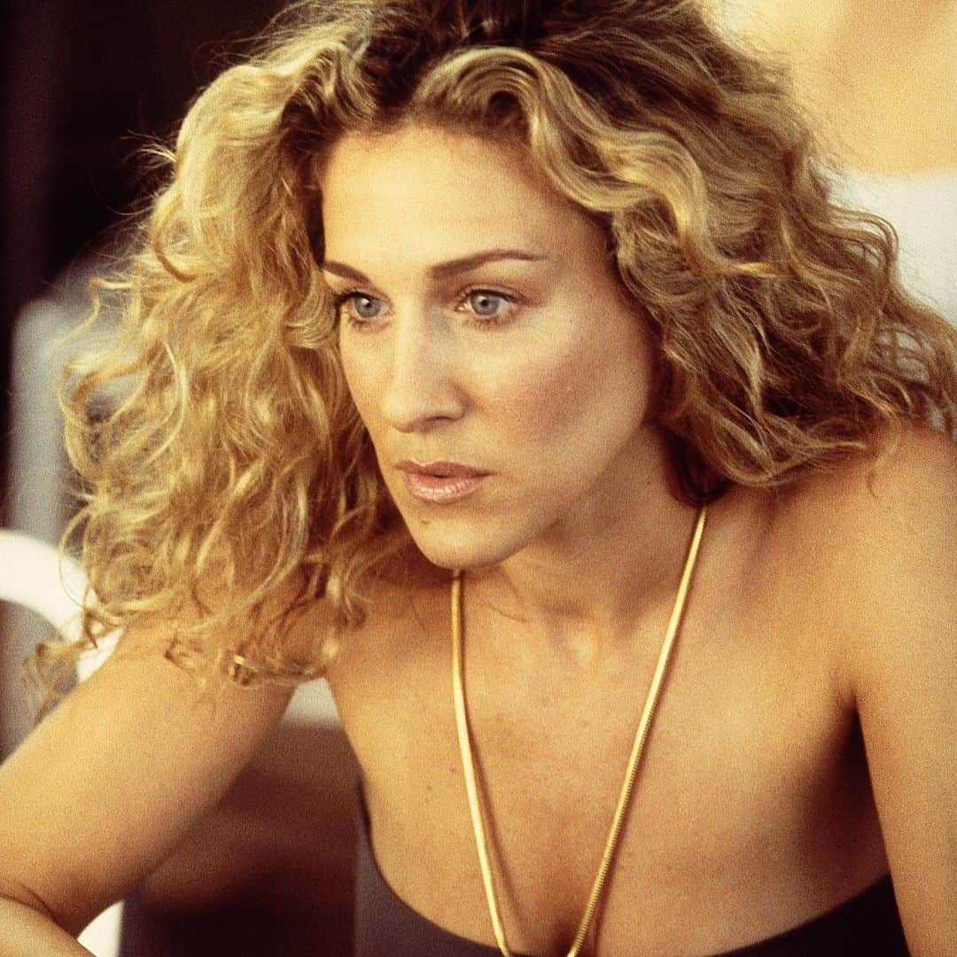 ELLE Germanyのインスタグラム：「Carries Dauerwelle ist im Herbst 2023 wieder Trend. Wie man den Look jetzt trägt, verraten wir Ihnen auf Elle.de! 🤍  Credit: Getty Images #sexandthecity #carriebradshaw #dauerwelle #frisurentrend」