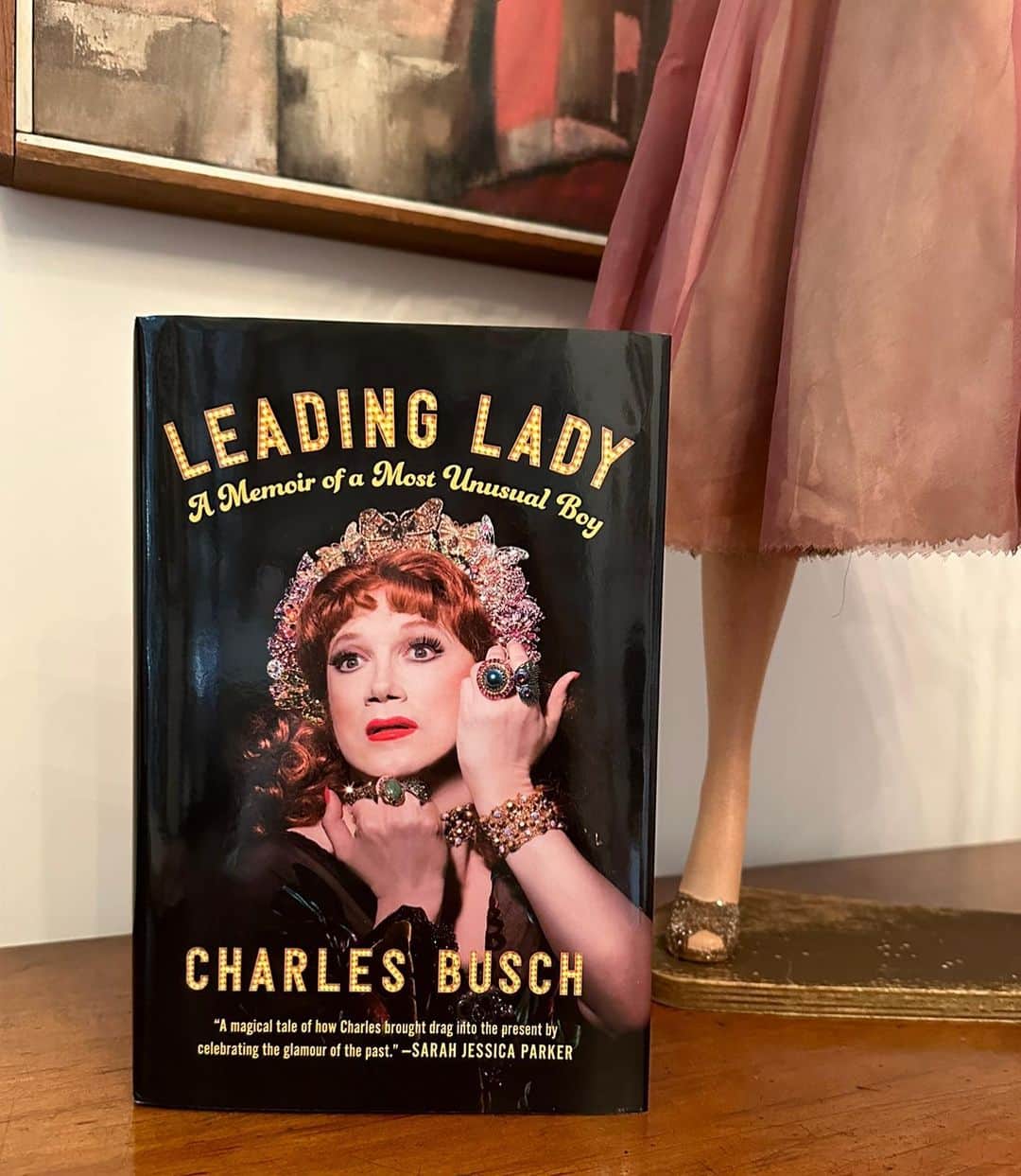 のインスタグラム：「The great @chasbusch  An original.  A theatre treasure. A brilliant writer and fierce leading lady.  One of my all time favorite performer and person.  For those who already know and adore him. Who fill every seat and stand in long lines to be his audience.  For those yet to know him. Make your way to Leading Lady.  Available at your local independent bookseller or your local library.  X, SJ」