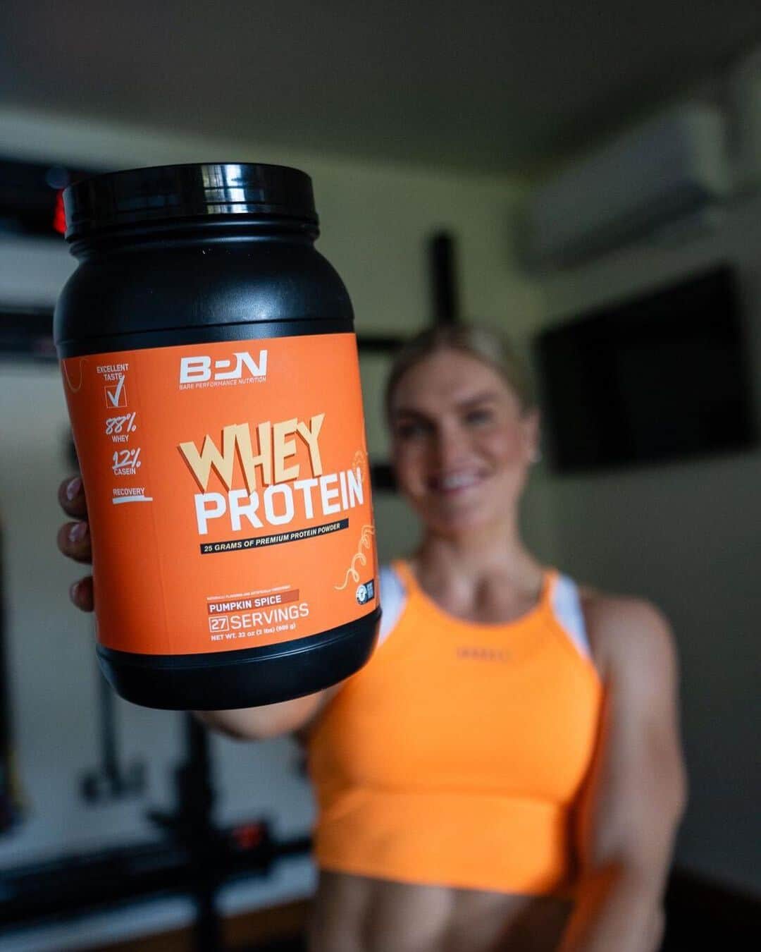 Katrin Tanja Davidsdottirのインスタグラム：「Everyone is FALLing for the flavor of the season - Pumpkin Spice 🍂😋  Our Pumpkin Spice Whey Protein is all you need to get your Fall fix! Plus it has 25 grams of protein per serving. Just try it for yourself!」