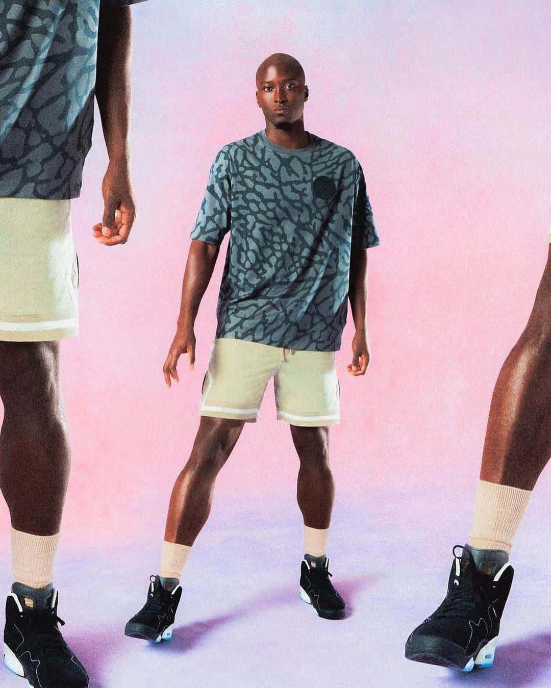 Nice Kicksさんのインスタグラム写真 - (Nice KicksInstagram)「PSG’s 2023-24 Third Kit arrives with a huge apparel collection and two Jordan models, the AJ6 Low & Jordan MVP 👀⚽️🔥  The @psg x @jumpman23 collection is available now at the LINK IN BIO 📲」9月20日 3時58分 - nicekicks