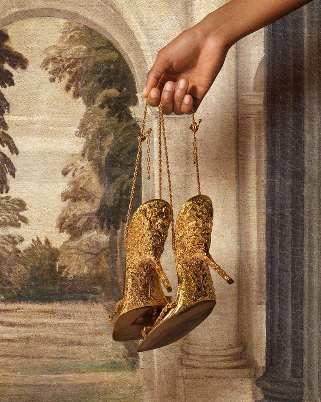 サルヴァトーレ・フェラガモさんのインスタグラム写真 - (サルヴァトーレ・フェラガモInstagram)「18-karat gold sandal reinvented by @_maximiliandavis_ for the #FerragamoFW23 Collection. Details of Paolo Veronese, 1570-75. By permission of the Ministry of Culture – Gallerie degli Uffizi. Discover more at the link in bio. Campaign Concept and Creative Direction @ferdinandoverderi」9月20日 3時59分 - ferragamo