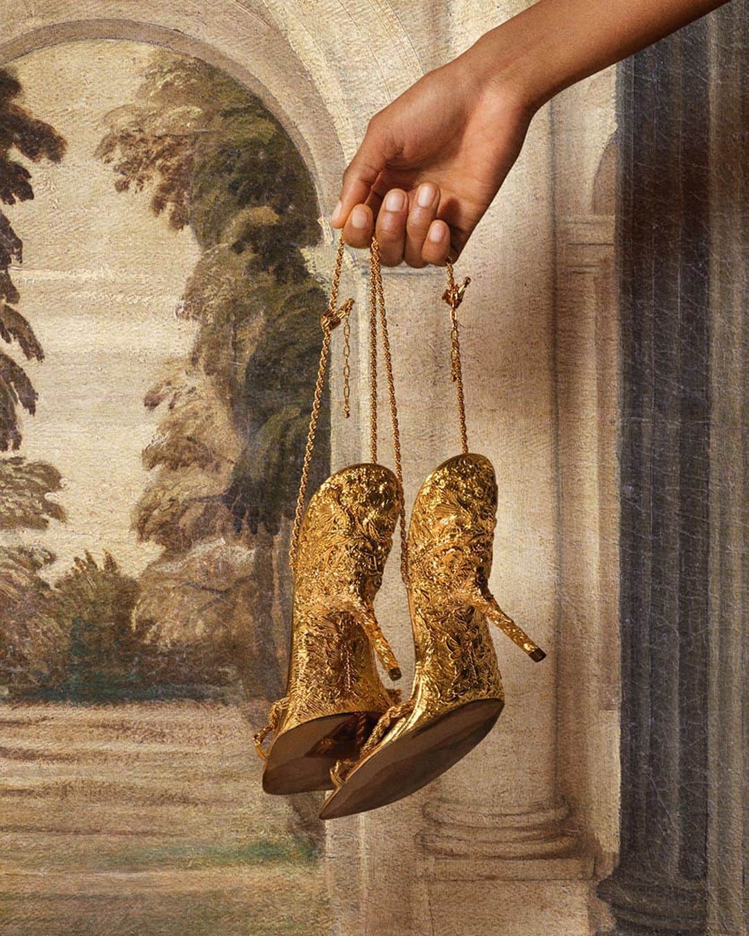 サルヴァトーレ・フェラガモのインスタグラム：「18-karat gold sandal reinvented by @_maximiliandavis_ for the #FerragamoFW23 Collection. Details of Paolo Veronese, 1570-75. By permission of the Ministry of Culture – Gallerie degli Uffizi. Discover more at the link in bio. Campaign Concept and Creative Direction @ferdinandoverderi」