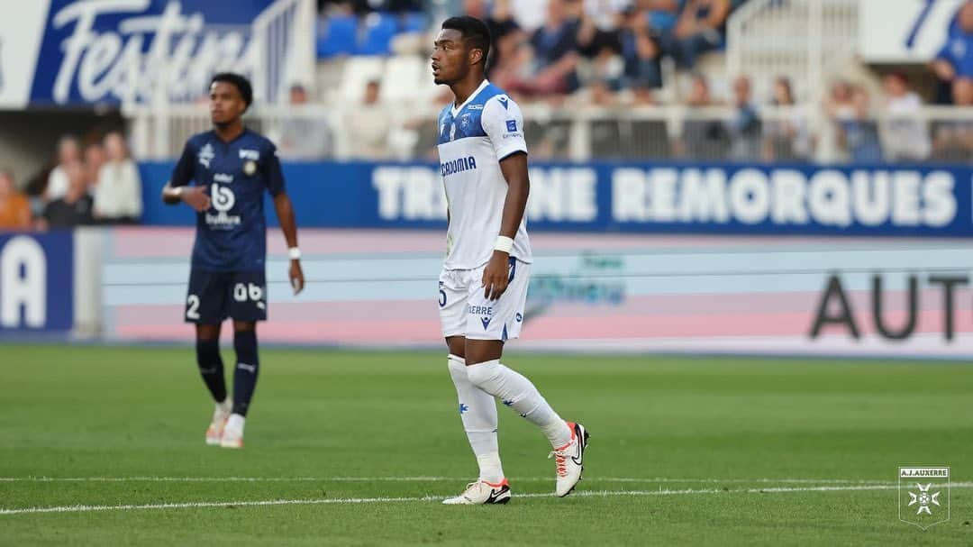 オナイウ阿道さんのインスタグラム写真 - (オナイウ阿道Instagram)「Premier match à domicile🏠 premier but⚽️ et  oui   Gagnons le match de derby 🔵⚪️🫡  #Auxerre  #OA45」9月20日 3時59分 - onaiwu_ado