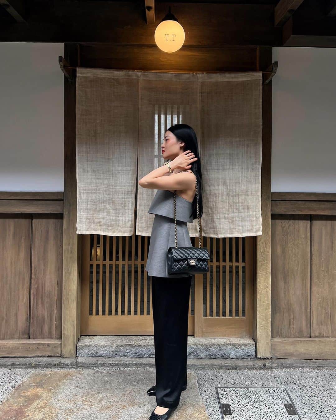 NATALIE LIAOさんのインスタグラム写真 - (NATALIE LIAOInstagram)「A new favorite special spot in Kyoto. I was absolutely mesmerized by the delicacy and simplicity of the attention to detail at this quiet little teahouse (an extension of the shop downstairs) tucked away in a discreet alley in Gion district (my favorite part of Kyoto). Founded by #TaigaTakahashi, a young artist and designer, who unfortunately passed away too young, this space was incredibly inspiring to experience. A must if you are ever in Kyoto!I can’t wait to go back again 🥰🥰  SABI Tea Room Kyoto, Japan 🪭  #kyotojapan #kyototravel #japantrip #summerinjapan #kyototea」9月20日 3時59分 - fongminliao