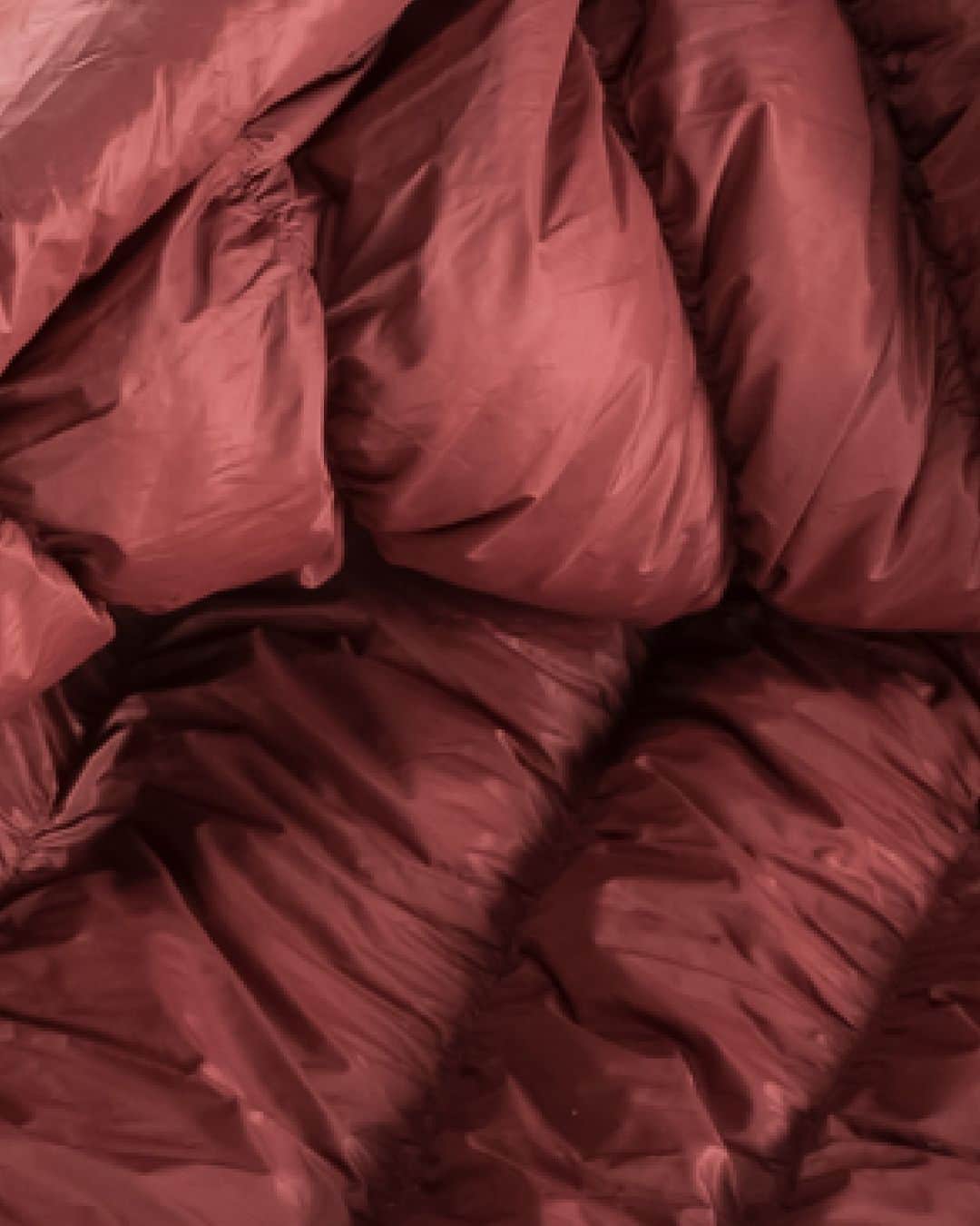 ドイターのインスタグラム：「Is it that cozy sleeping bag season yet? 🌙✨  - Please tag #deuter to be featured. ❤️ -  #sleepingbag #snugglemodeactivated #deuterforever #deuter #mountaineering #fall」