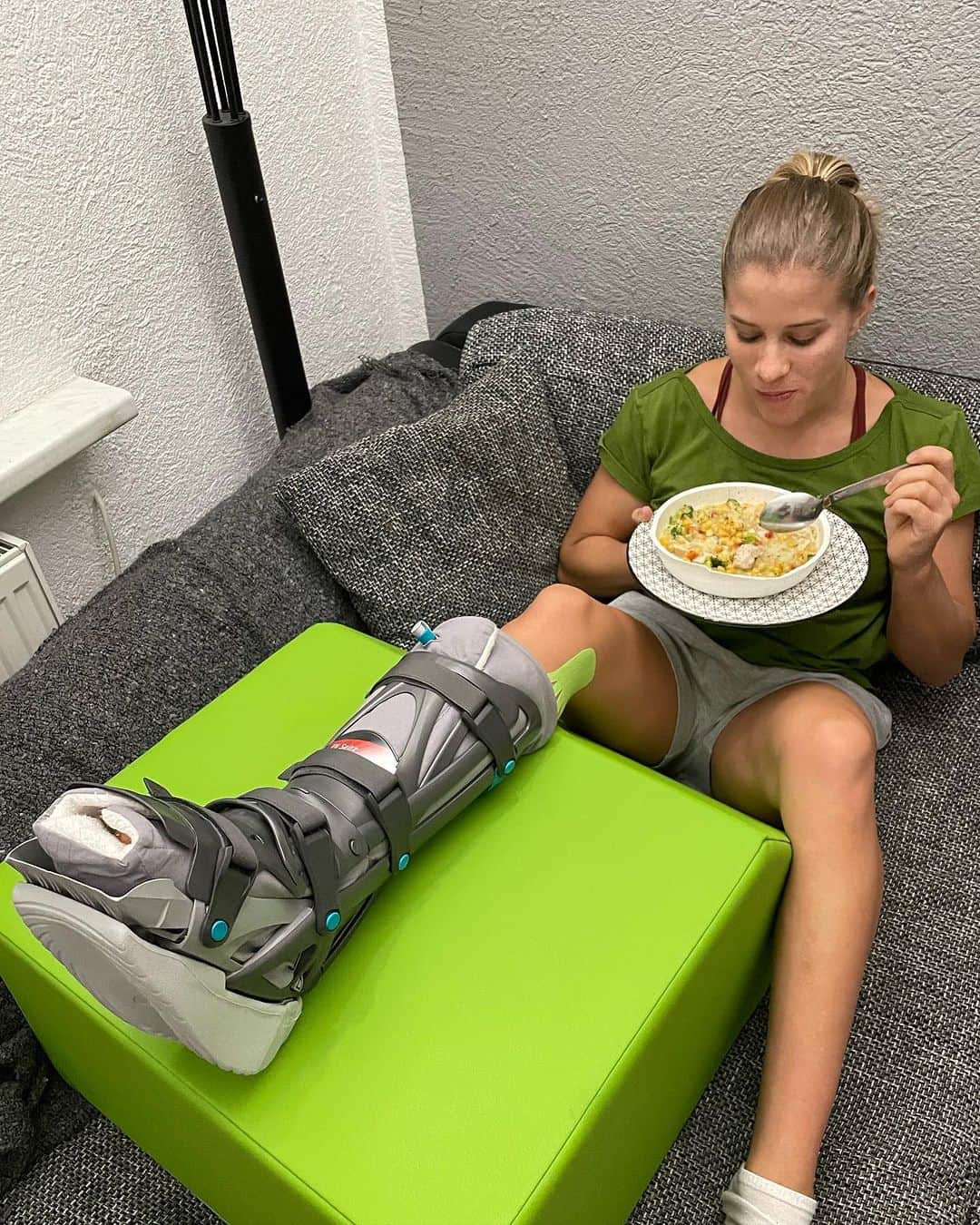 エリザベト・ザイツのインスタグラム：「Ich sag’s euch wie es ist: Auf Krücken zu stehen und dabei kochen ist kein Spaß, aber gesunde Ernährung ist ein wichtiger Bestandteil meiner Reha 😬.   Deshalb bin ich froh, dass @prepmymeal.de so unglaublich leckere und Proteinreiche Gerichte zur Auswahl hat. Und das mit super Zutaten und ohne künstliche Zusatzstoffe.   Bei mir gabs heute zum Abendessen Hähnchen mit Kokossoße und Kirchererbsen - super lecker und sehr proteinreich. Kann’s echt nur empfehlen!  Ps: Mit dem Code ‚ELISEITZ‘ spart ihr 10% auf eure Bestellung 💪  #unbezahltewerbung #meals #prepmymeal #eliseitz #surgery #achilles #food #delicious」