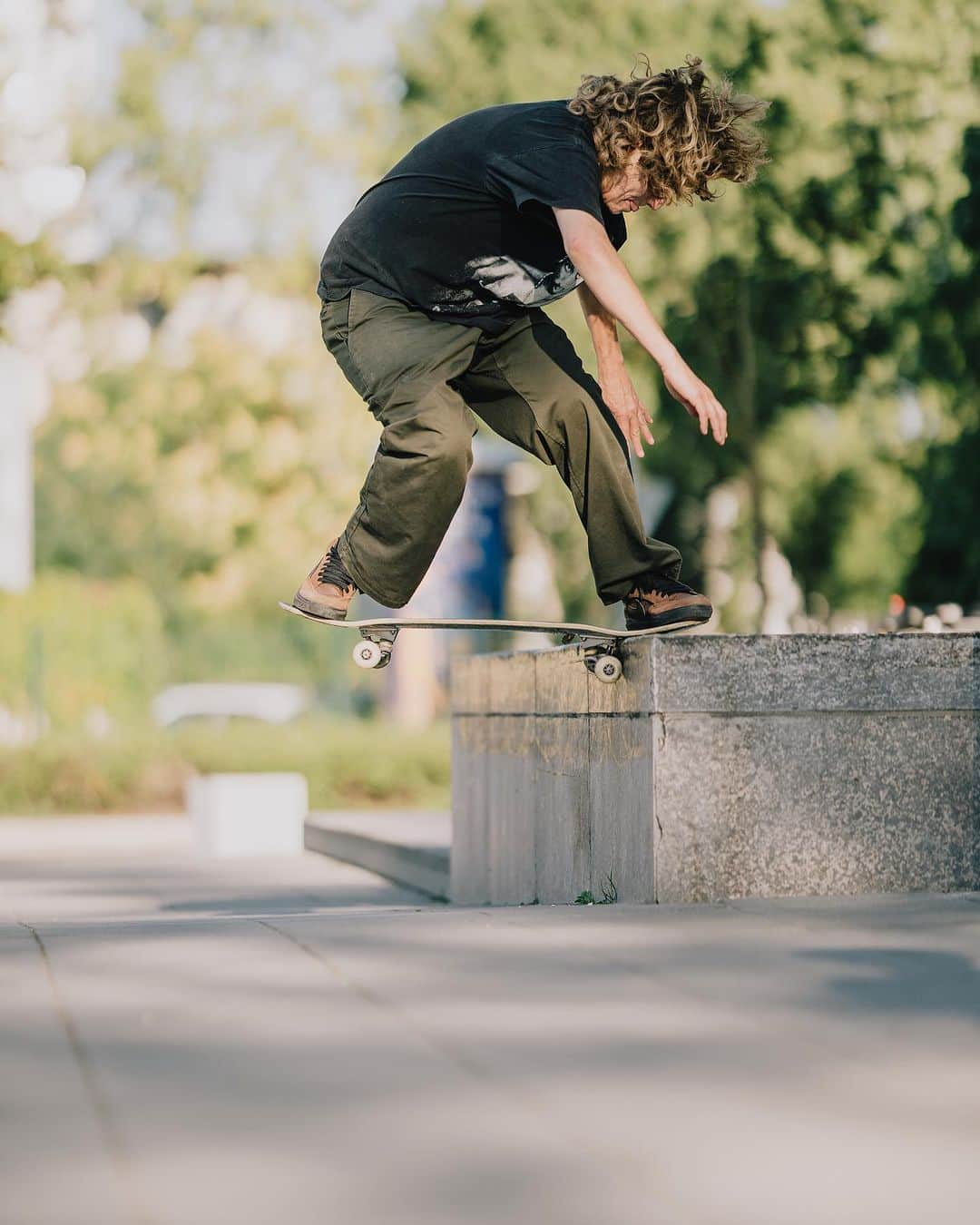 レイシー・ベイカーさんのインスタグラム写真 - (レイシー・ベイカーInstagram)「Fun days with @leo_baker & friends in Frankfurt and Paris. Leo's @nikesb part just dropped along with his pro shoe🎉 Make sure to watch it and stay tuned for more content from this trip. In the meanwhile enjoy Field Report 047 and swipe through these photos🤳🏼  📷 @schoenjohannes」9月20日 4時30分 - leo_baker