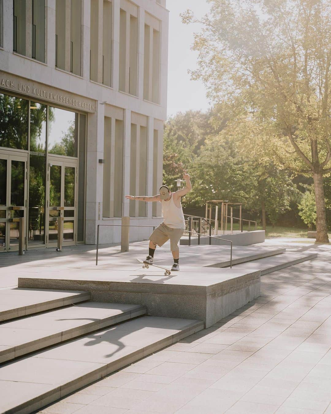 レイシー・ベイカーさんのインスタグラム写真 - (レイシー・ベイカーInstagram)「Fun days with @leo_baker & friends in Frankfurt and Paris. Leo's @nikesb part just dropped along with his pro shoe🎉 Make sure to watch it and stay tuned for more content from this trip. In the meanwhile enjoy Field Report 047 and swipe through these photos🤳🏼  📷 @schoenjohannes」9月20日 4時30分 - leo_baker