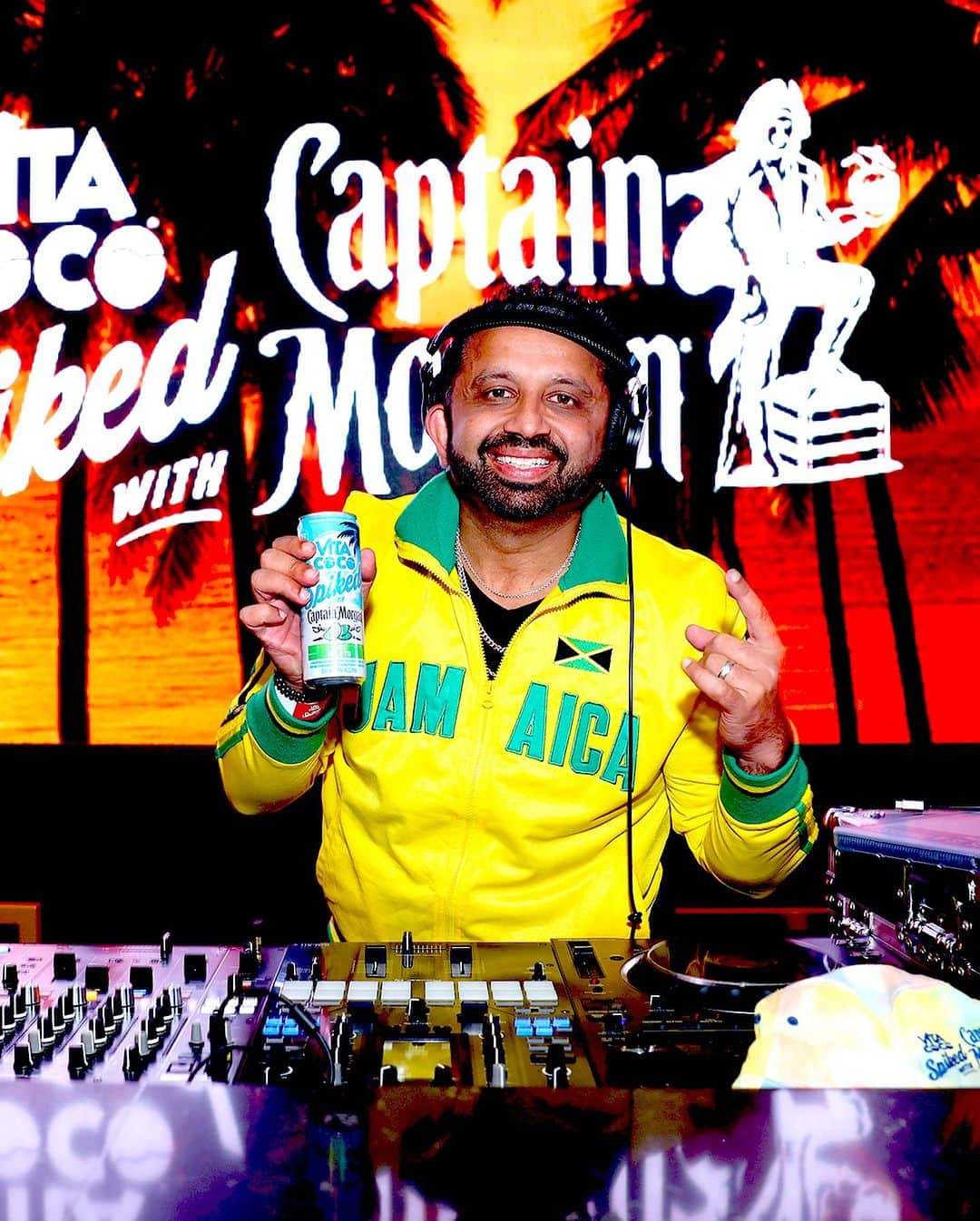 Vita Coco Coconut Waterさんのインスタグラム写真 - (Vita Coco Coconut WaterInstagram)「Who 🎶 got busy 🎶 at the final @vitacoco Spiked with @captainmorganusa Tropical Takeover in Jamaica Plain? Drop a 🍹 in the comments if you were feeling those island sounds and flavors with us. And BIG THANKS to @duttypaul for closing out this incredible tour so epically 🏝️」9月20日 4時33分 - vitacoco