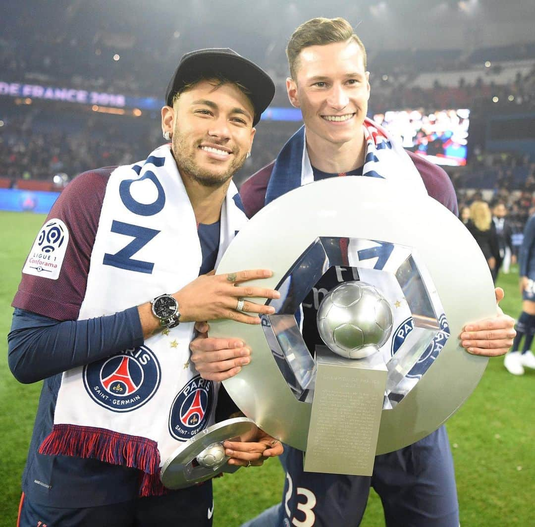 ユリアン・ドラクスラーのインスタグラム：「Dear PSG family, even though the past days and weeks were turbulent and I would have wished for a better ending: Overall, I look back on a wonderful time in Paris - and that is what will stay with me forever.  I came in 2017 as a young man and now leave as a grown-up family father who has seen the world and learned a lot on and off the pitch over the past six years. For that, I would like to thank every staff member, every fan, every coach and sports director, every teammate and every companion. Together we have won great titles, achieved fantastic victories and also overcome defeats and setbacks together. All the memories will stay in my heart forever, all the experiences will strengthen me forever.  Merci, @psg! Ici c’est Paris」