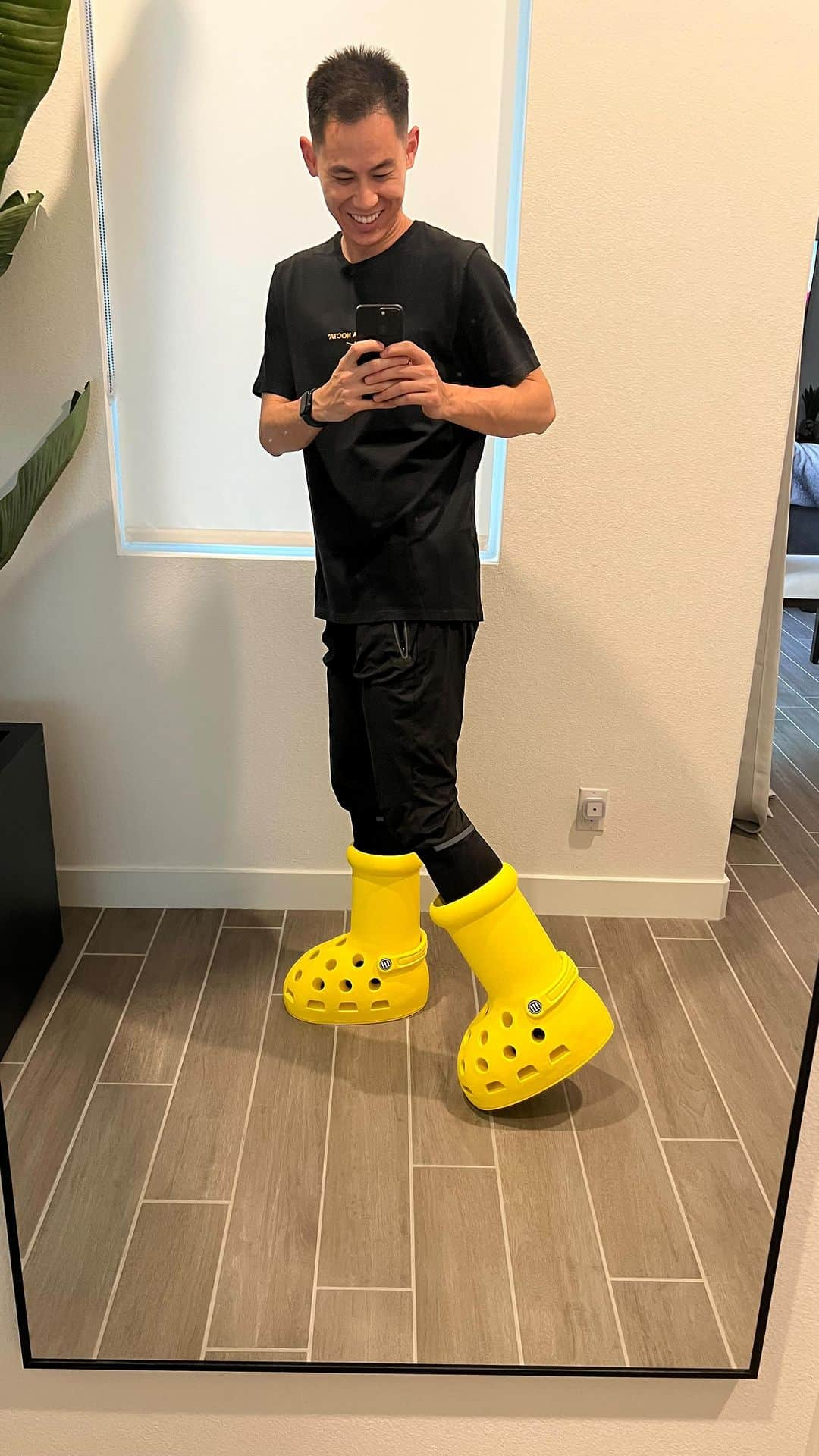 ハワード・シューのインスタグラム：「Croc game strong 😆」