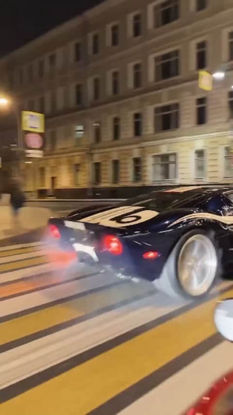 Classics Dailyのインスタグラム：「👀  🎥Credit @markovsky _ #Classic #classics #Classiccar #classiccars #americanmuscle #Musclecar #Musclecars #car #classicsdaily #fordgt」