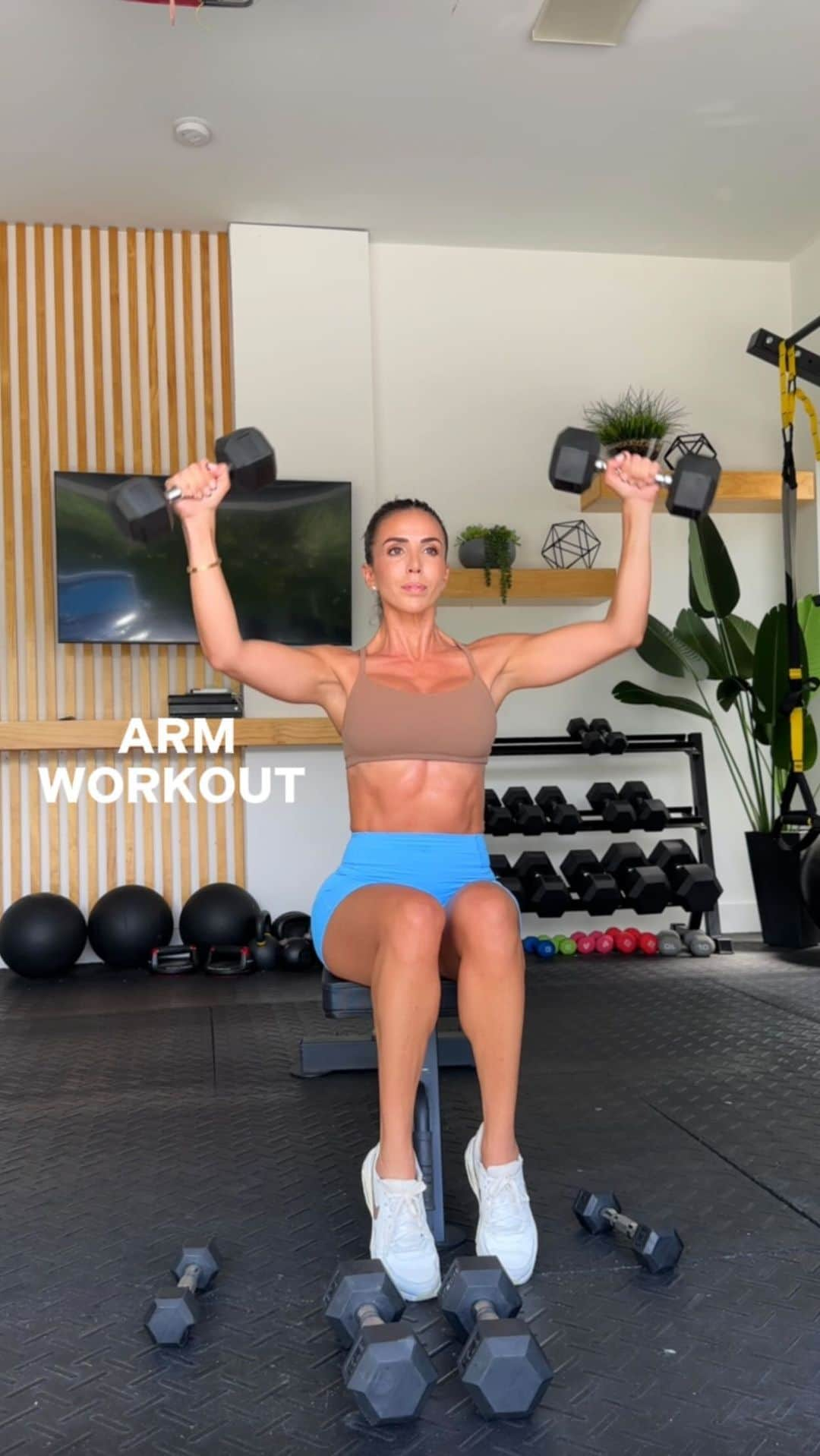 Ainsley Rodriguezのインスタグラム：「ARM FOCUSED WORKOUT 💪🏻 . I typically like to pair my arm workouts with core and abs! Save this one and repeat for 4 rounds! . Get access to all my recipes in workouts in my app for less than $1/day! . #UpperBodyWorkout #ArmWorkout #DumbbellWorkout」